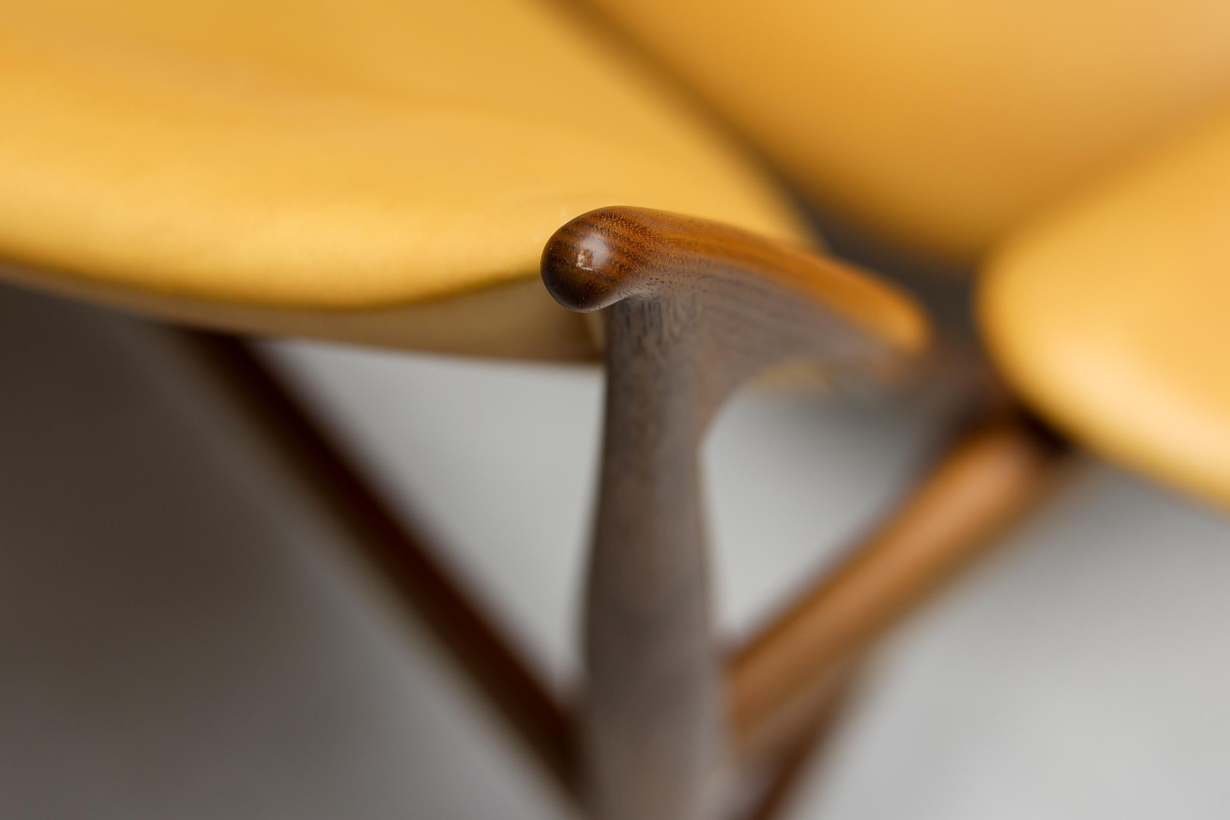 Finn Juhl Chieftain Armchair, Walnut and Vegetal Nature Leather 2