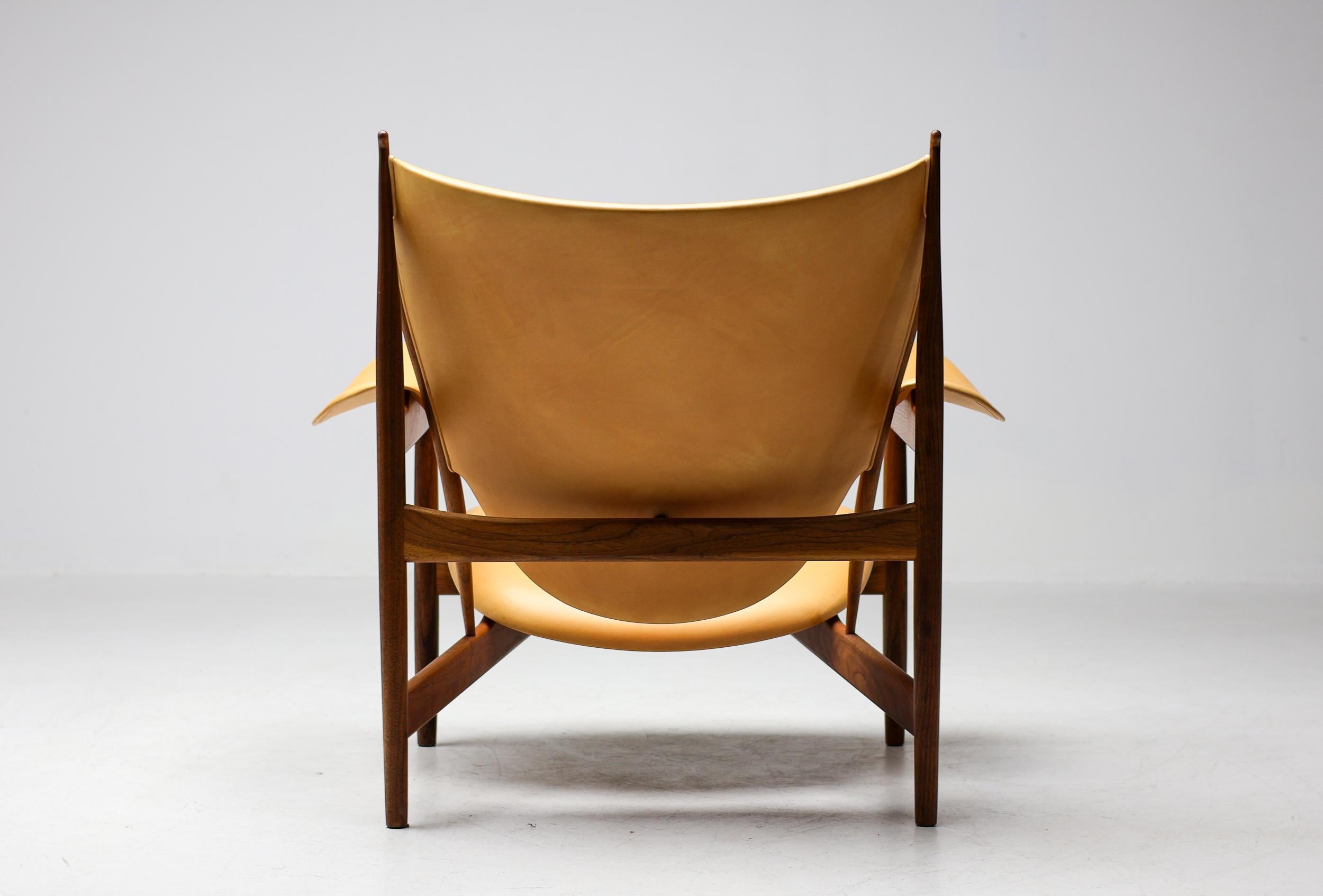 Finn Juhl Chieftain Armchair, Walnut and Vegetal Nature Leather 3