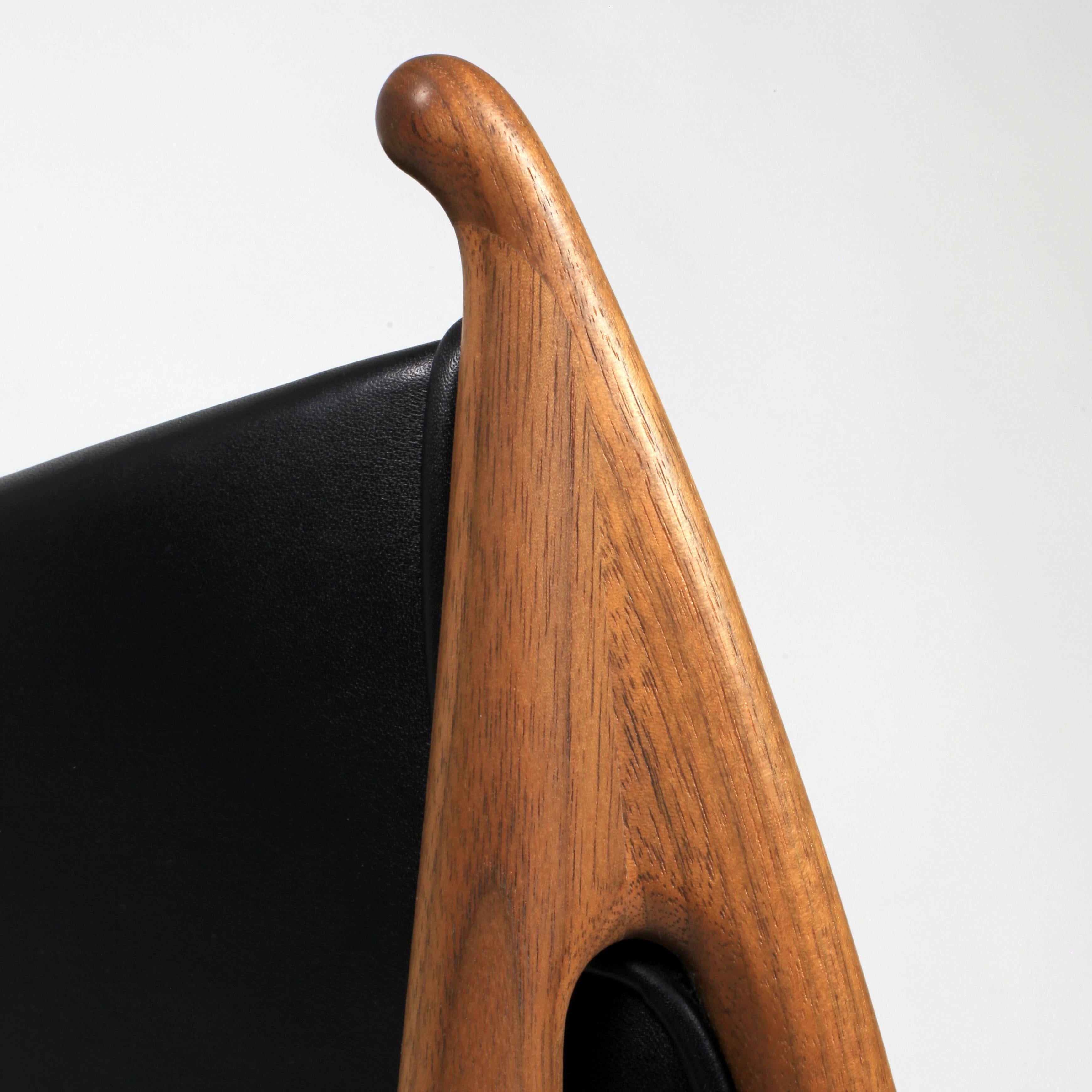Finn Juhl Chieftain Armchair, Wood and Leather Elegance Black In New Condition In Barcelona, Barcelona