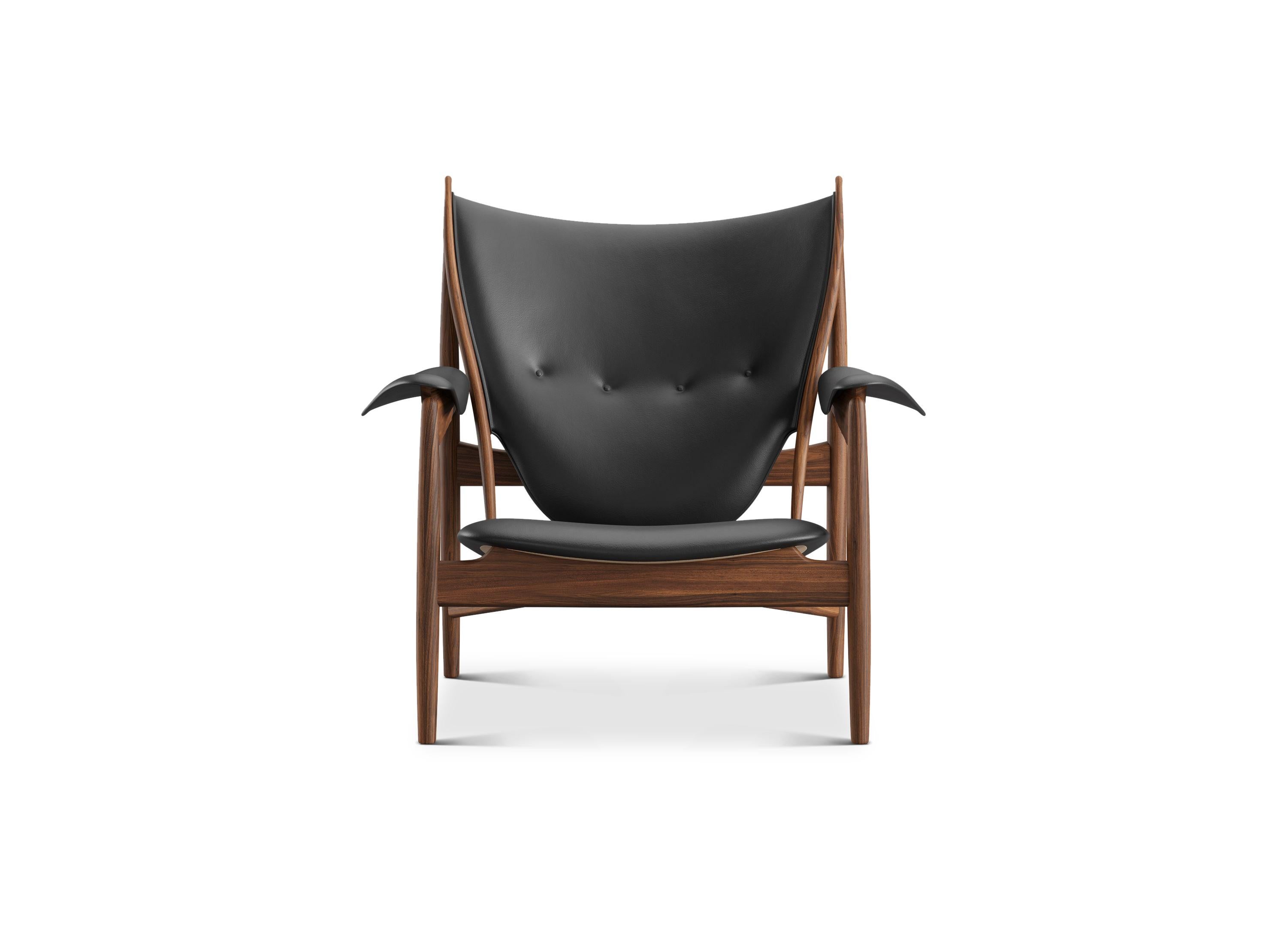 Sedia disegnata da Finn Juhl nel 1949 e rilanciata nel 2002.
Prodotto da House of Finn Juhl in Danimarca.

L'iconica sedia Chieftain è uno dei capolavori assoluti di Finn Juhl e rappresenta l'apice della sua carriera di designer di mobili. Al