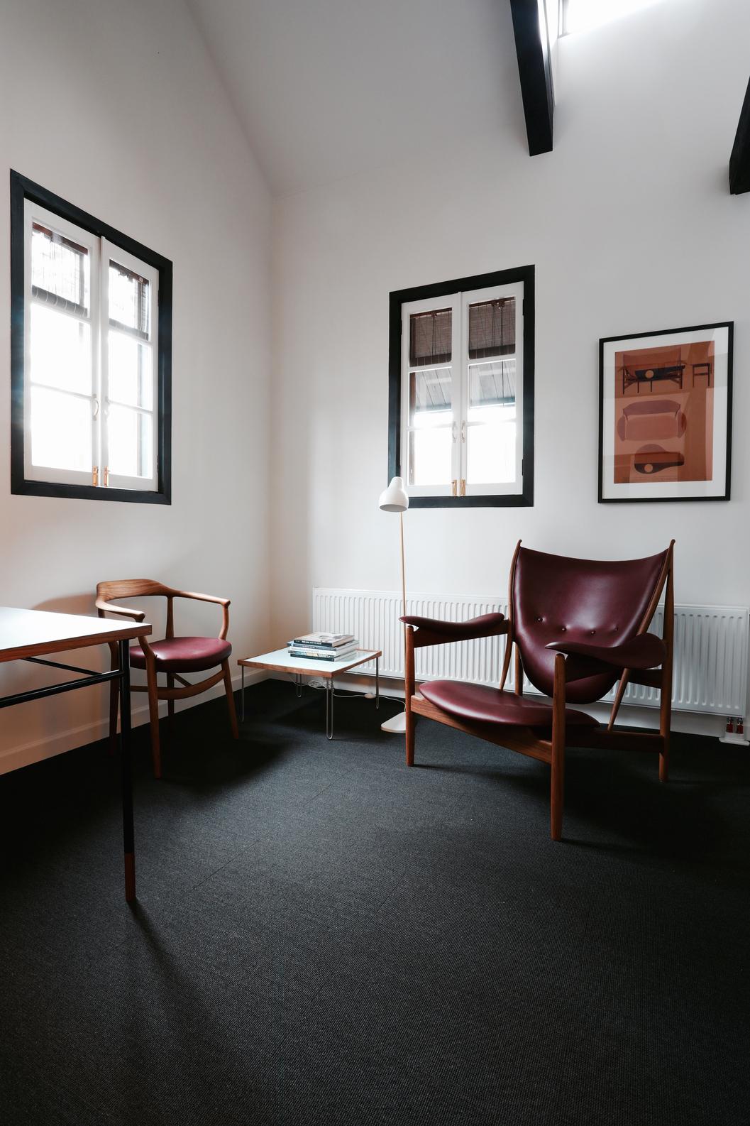 Sedia disegnata da Finn Juhl nel 1949 e rilanciata nel 2002.
Prodotto da House of Finn Juhl in Danimarca.

L'iconica sedia Chieftain è uno dei capolavori assoluti di Finn Juhl e rappresenta l'apice della sua carriera di designer di mobili. Al
