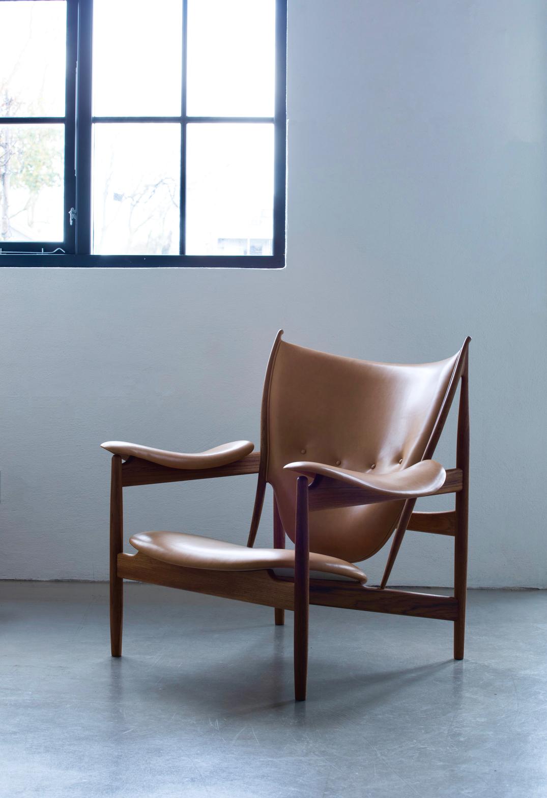 Chair designed by Finn Juhl in 1949, relaunched in 2002.
Manufactured by House of Finn Juhl in Denmark.

The iconic Chieftain Chair is one of Finn Juhl’s absolute masterpieces, representing the peak of his career as a furniture designer. At its