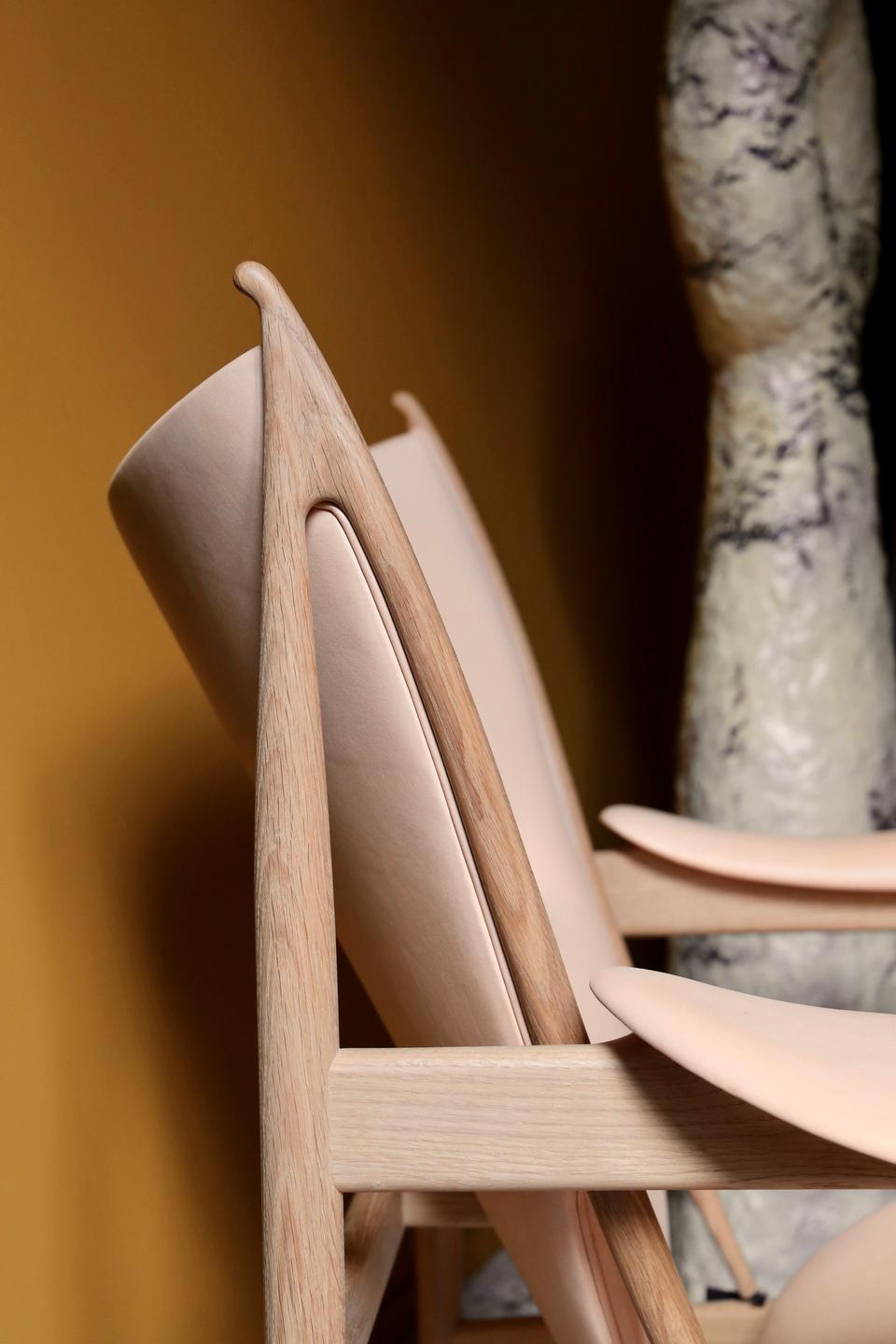 Sedia disegnata da Finn Juhl nel 1949 e rilanciata nel 2002.
Prodotto da House of Finn Juhl in Danimarca.

L'iconica sedia Chieftain è uno dei capolavori assoluti di Finn Juhl e rappresenta l'apice della sua carriera di designer di mobili. Al