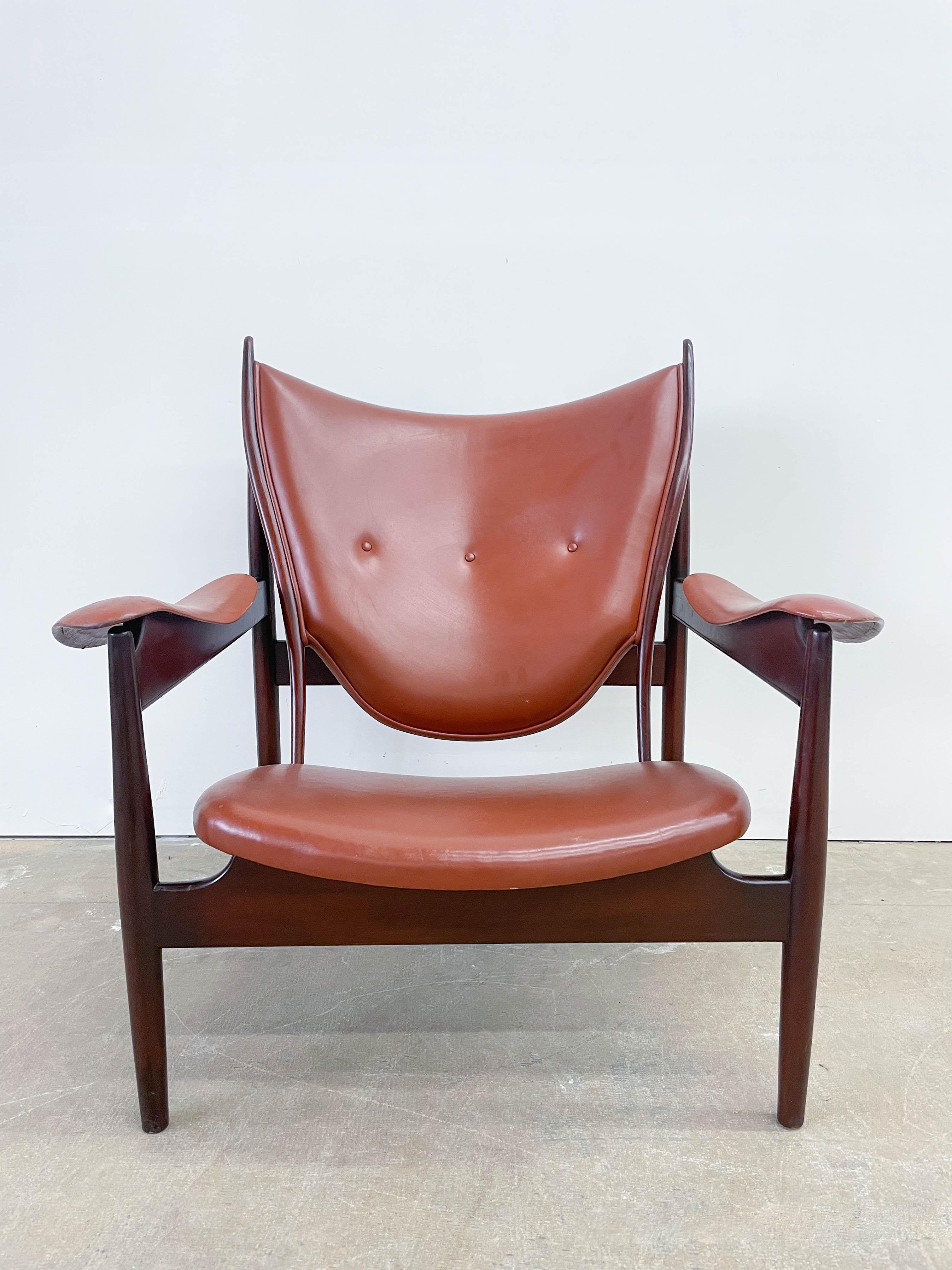 This is a beautiful and solid Mahogany version of Finn Juhl’s mighty Chieftain Chair made by Interior Crafts, Chicago, in the 1990s. Production of this chair was commissioned by the 1990s fashion store ‘Structure’ and was copied from an original