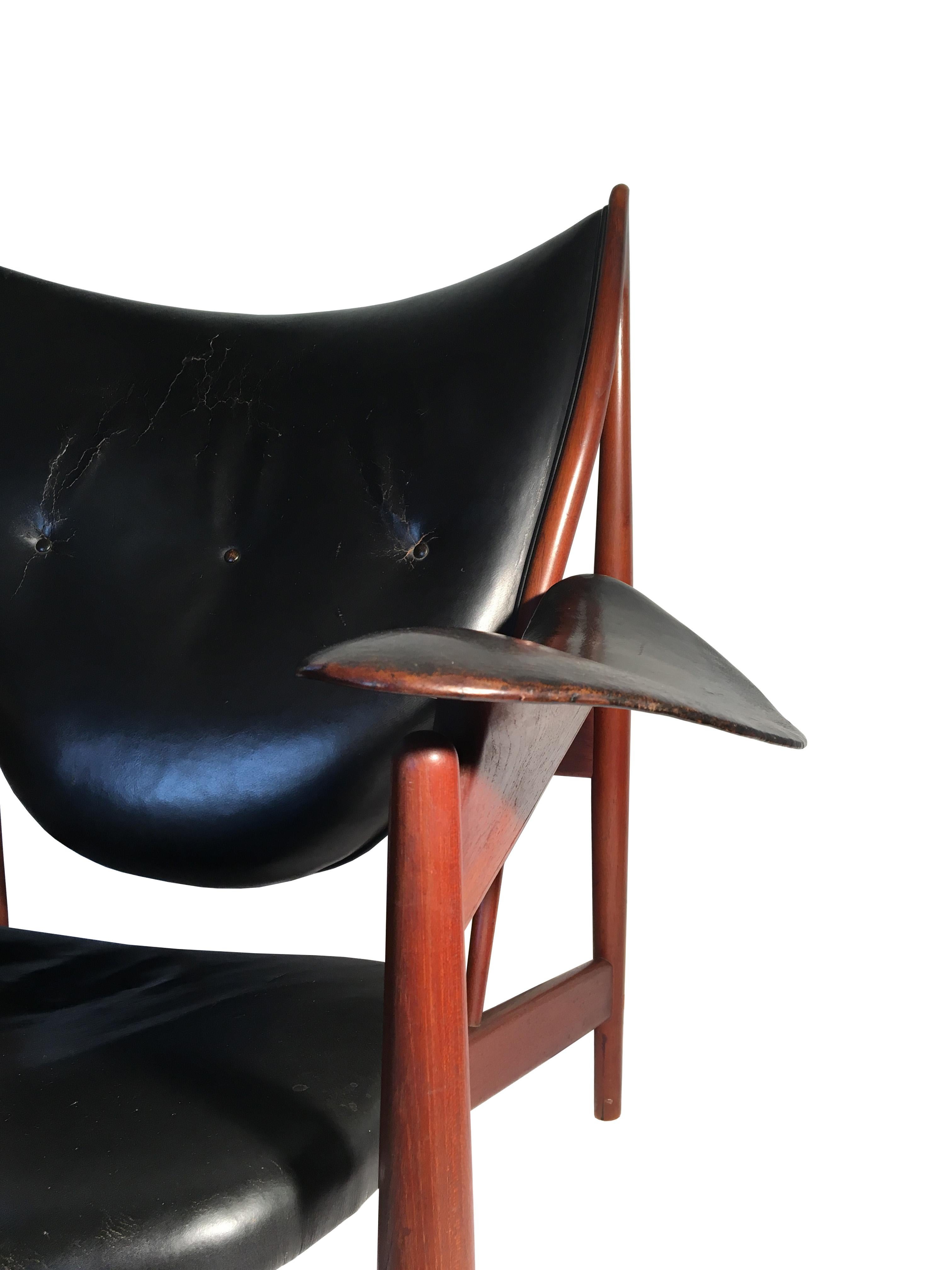 Finn Juhl Chieftain Chair for Niels Vodder in Teak and Black Leather In Good Condition For Sale In Victoria, BC