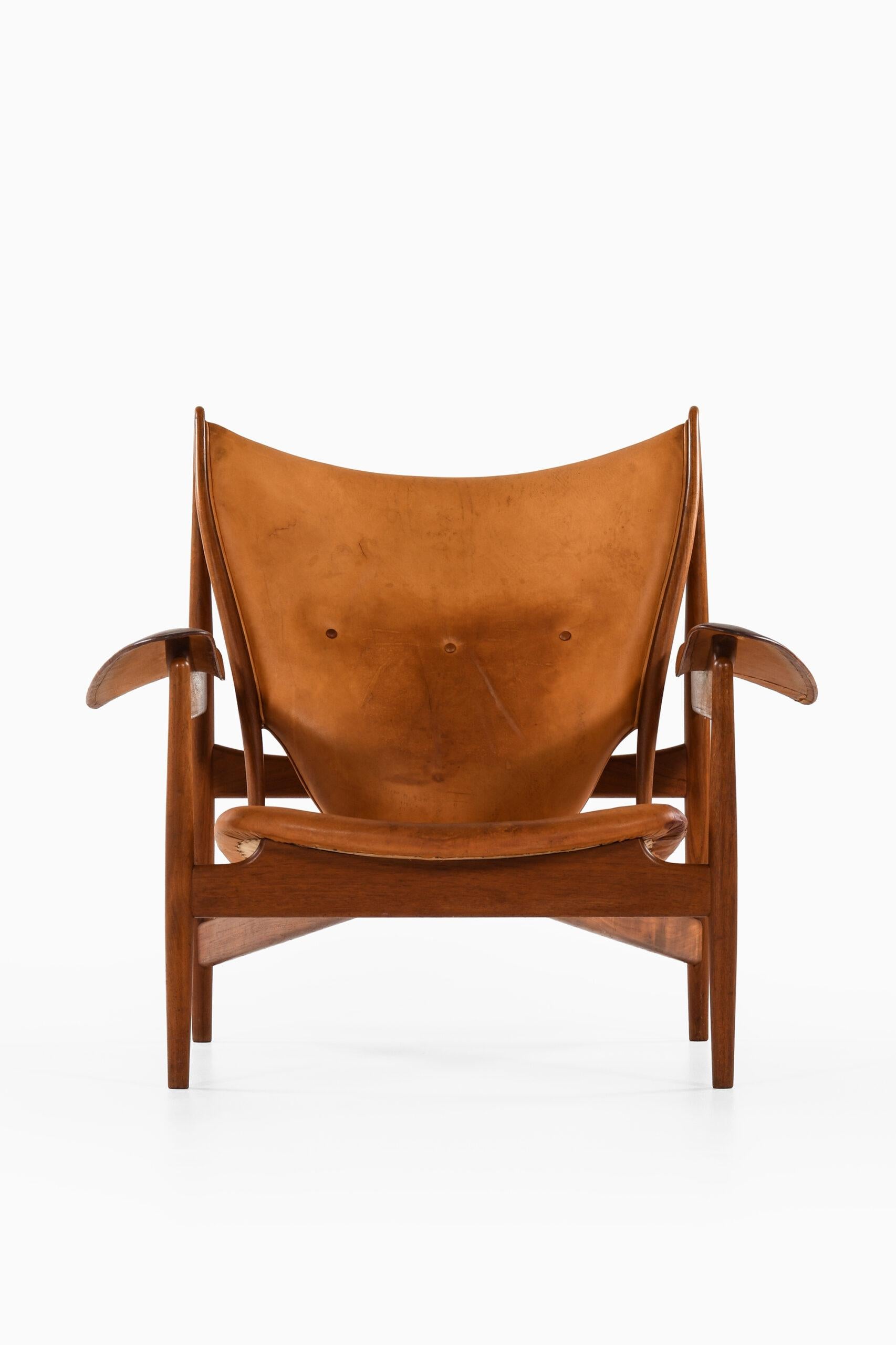 Very rare Chieftain easy chair designed by Finn Juhl. Produced by cabinetmaker Niels Vodder in Denmark.
 