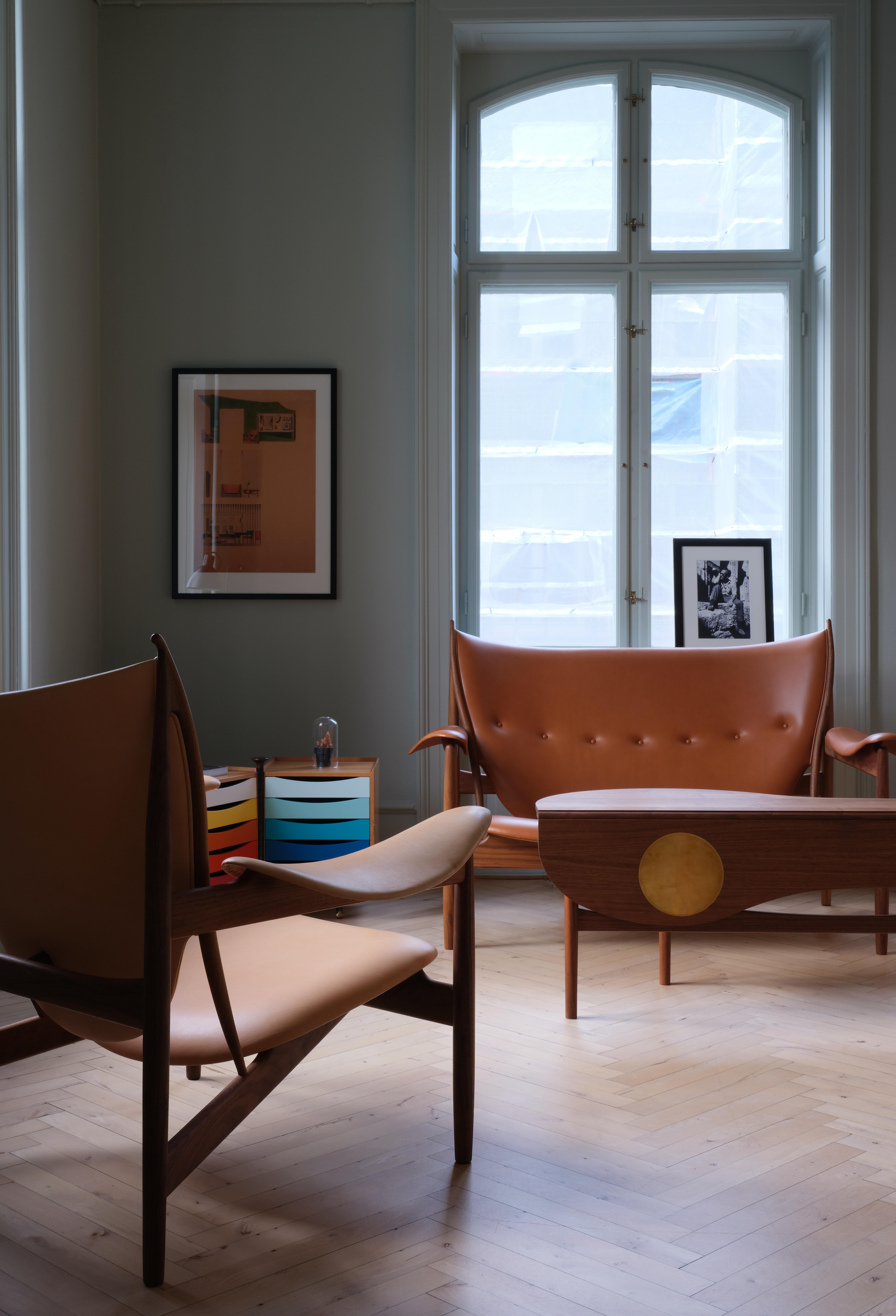Sofa designed by Finn Juhl in 1949, relaunched in 2013.
Manufactured by House of Finn Juhl in Denmark.

Alongside the impressive Chieftain Chair, Finn Juhl and cabinetmaker Niels Vodder also introduced the Chieftain Sofa in 1949.

While the