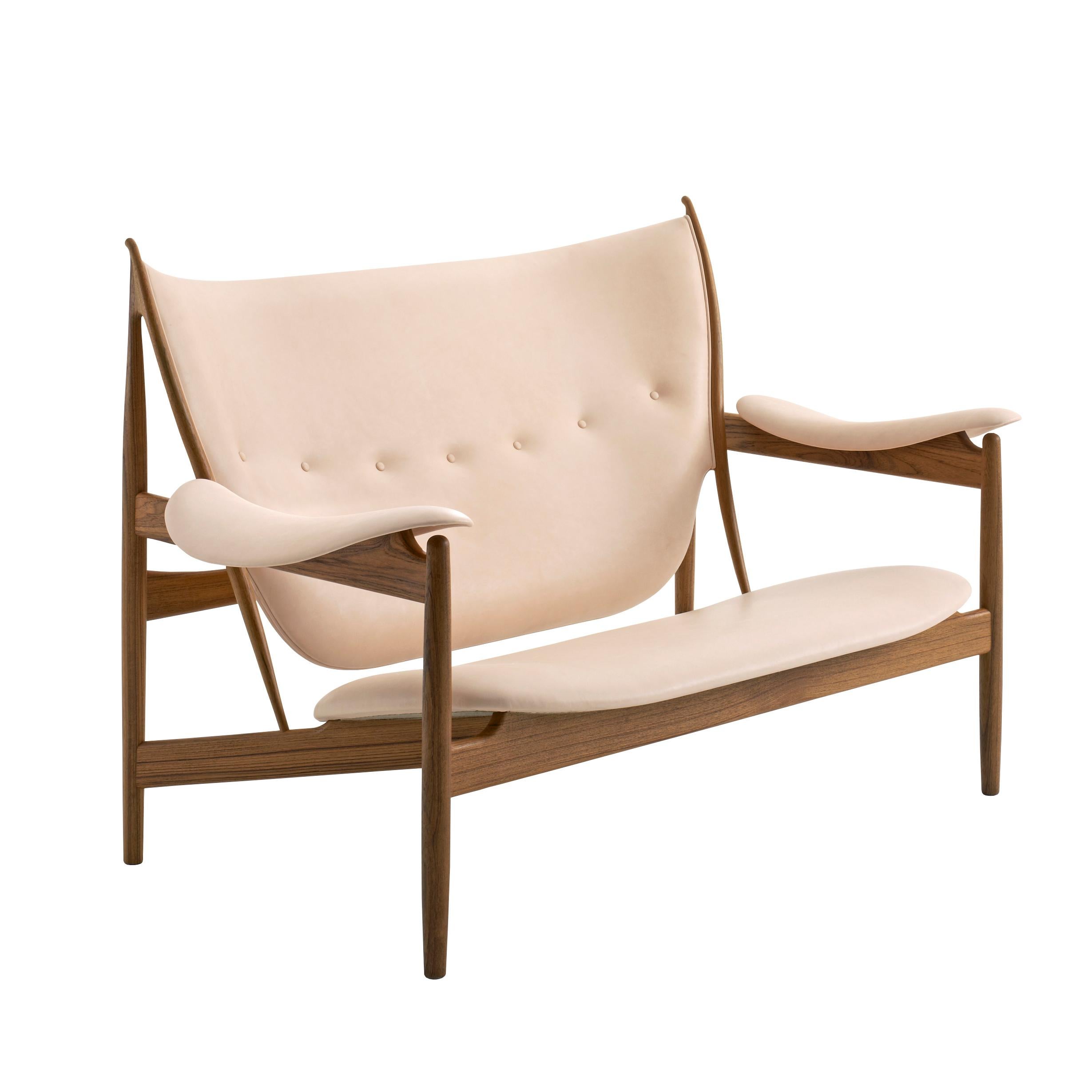 Sofa designed by Finn Juhl in 1949, relaunched in 2013.
Manufactured by House of Finn Juhl in Denmark.

Alongside the impressive Chieftain chair, Finn Juhl and cabinetmaker Niels Vodder also introduced the Chieftain Sofa in 1949.

While the