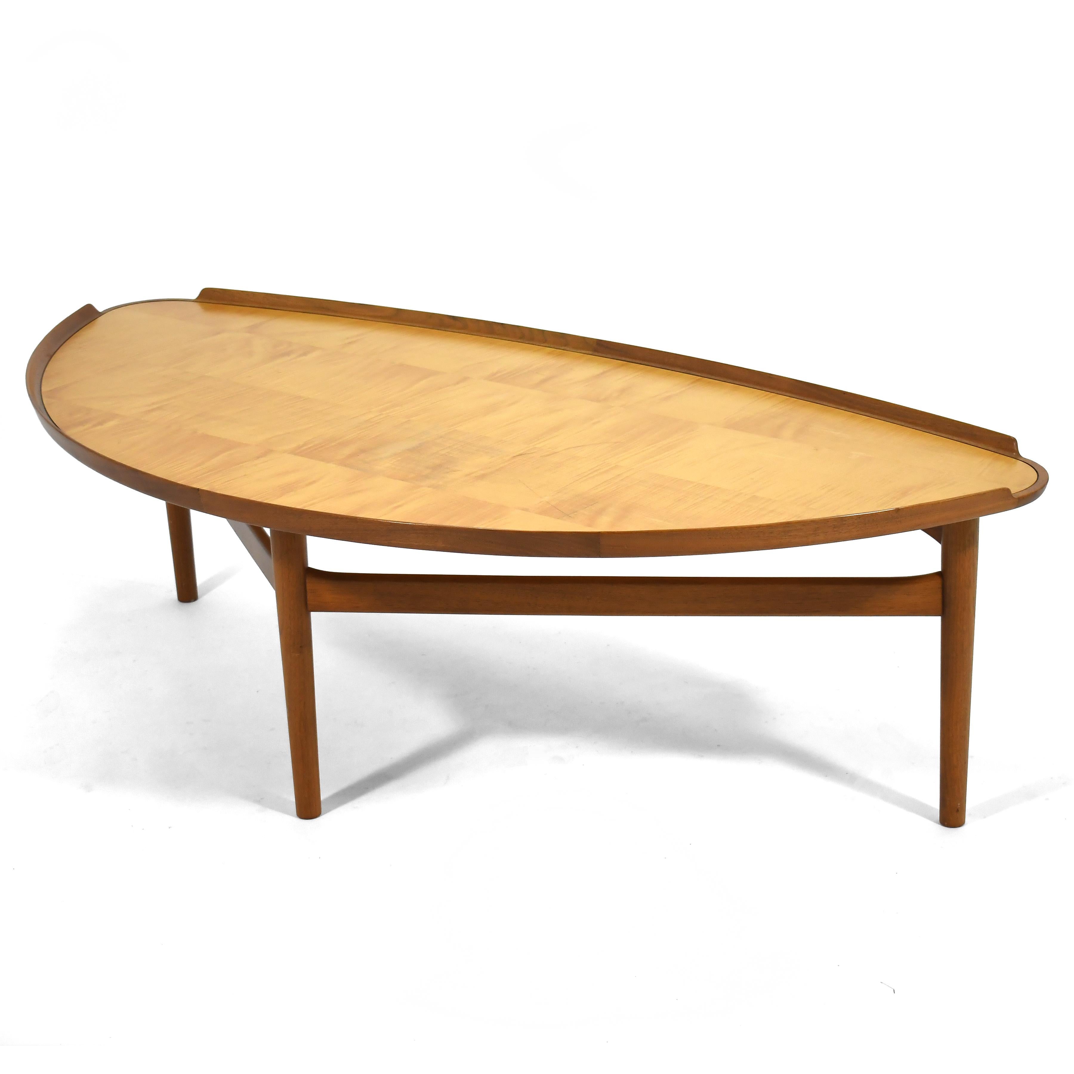 Eine erhabene Form, ein wundervoller großer Maßstab und reizvolle Details kennzeichnen diesen Couchtisch des dänischen Meisters Finn Juhls. Dieser Tisch gehört zu den Entwürfen, die Juhl 1951 für den amerikanischen Hersteller Baker anfertigte. 1998