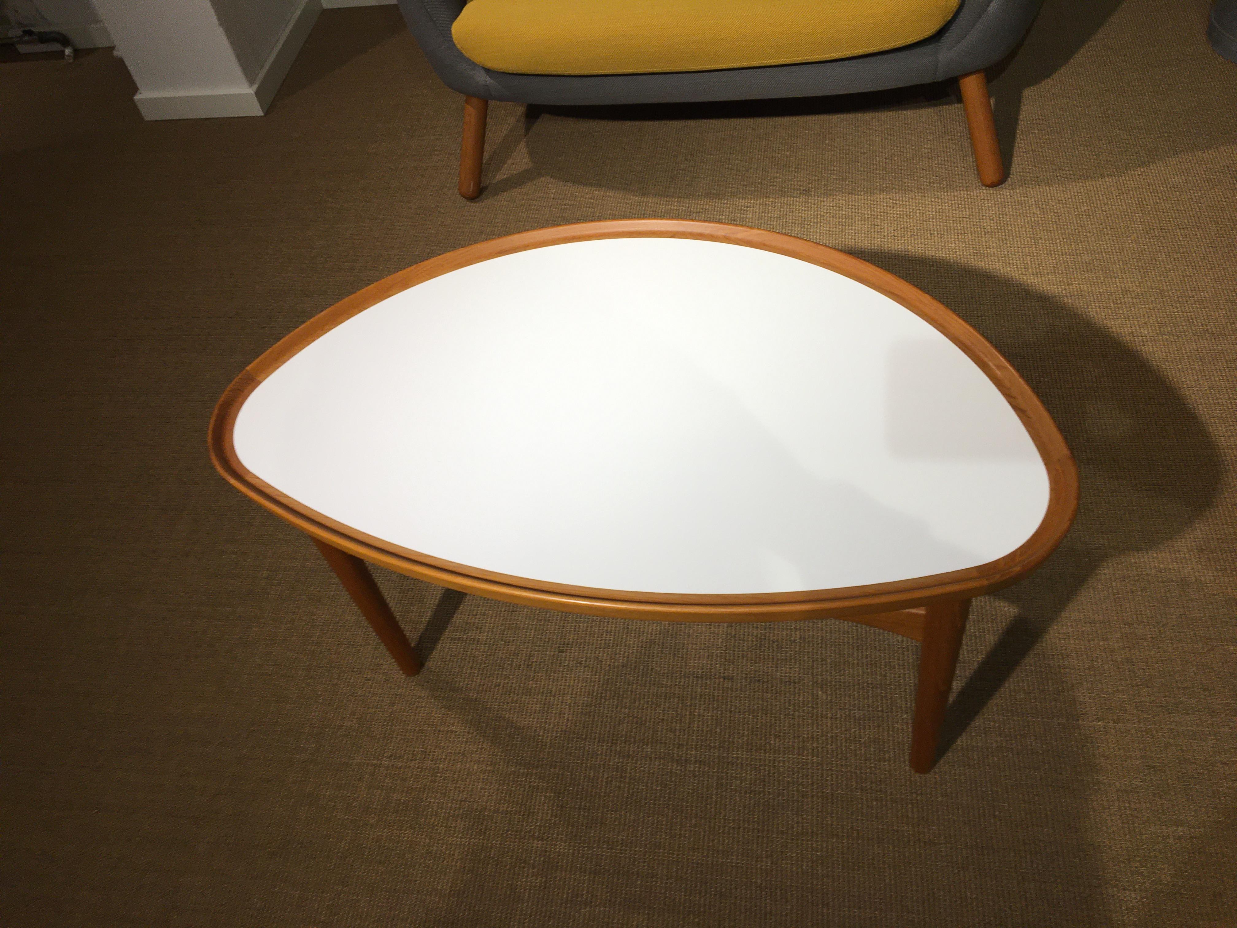 Coffee table FJ4850 'Eye Table' designed by Finn Juhl in 1948.
White high gloss laminate plate with massive rounded kehlet edges, coffins and legs in walnut.
The table was produced at Onecollection in 2011.
Dimensions: L 90 cm, W 56 cm.