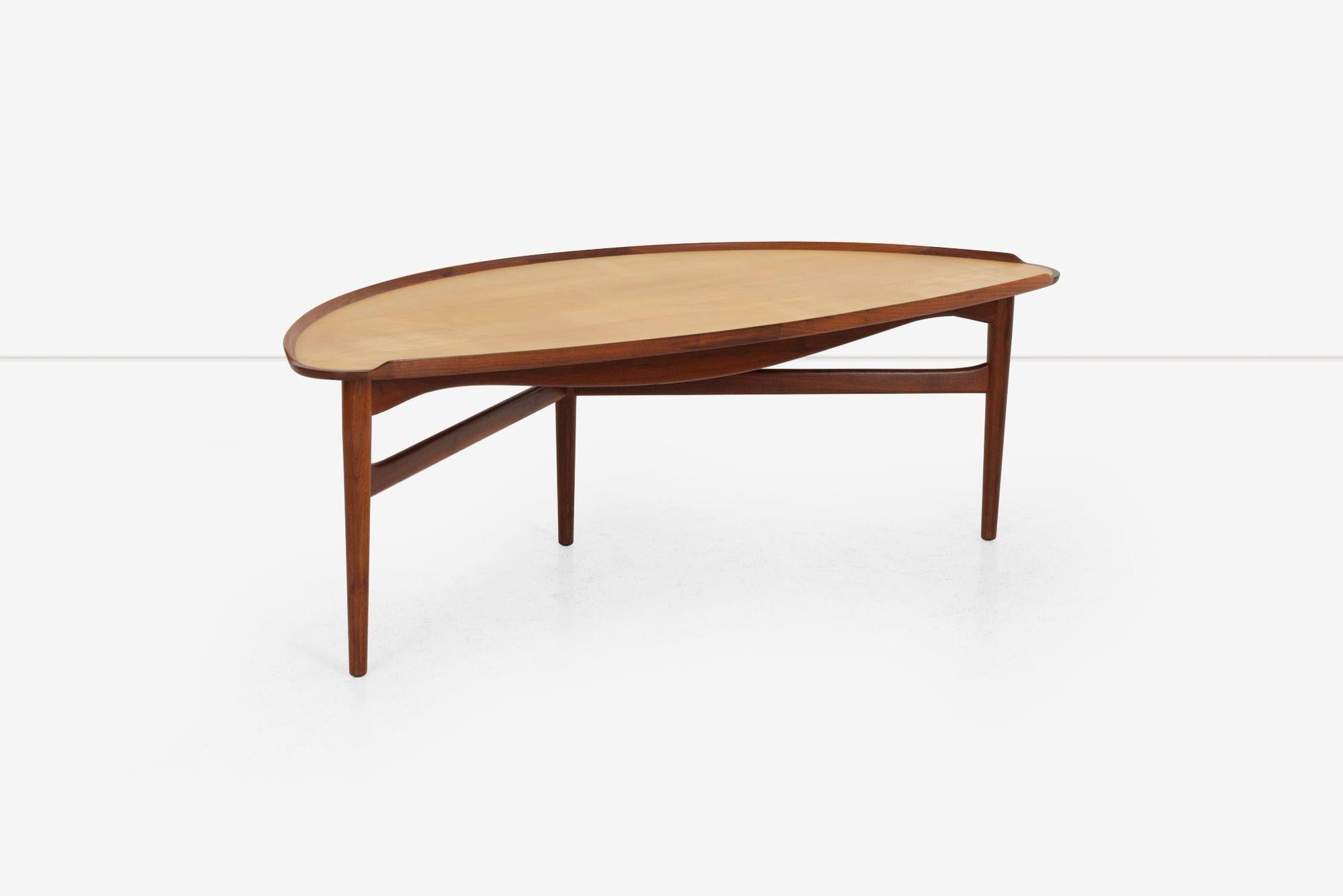 Finn Juhl Couchtisch für Baker Furniture, Dänemark / USA, 1951
Die markante, gestreckte Halbkreisform mit einer ½-Zoll-Lippe um die meisten Kanten zeigt Juhls charakteristische Mischung aus organischen Formen und Funktionalität.
MATERIALIEN: Rahmen