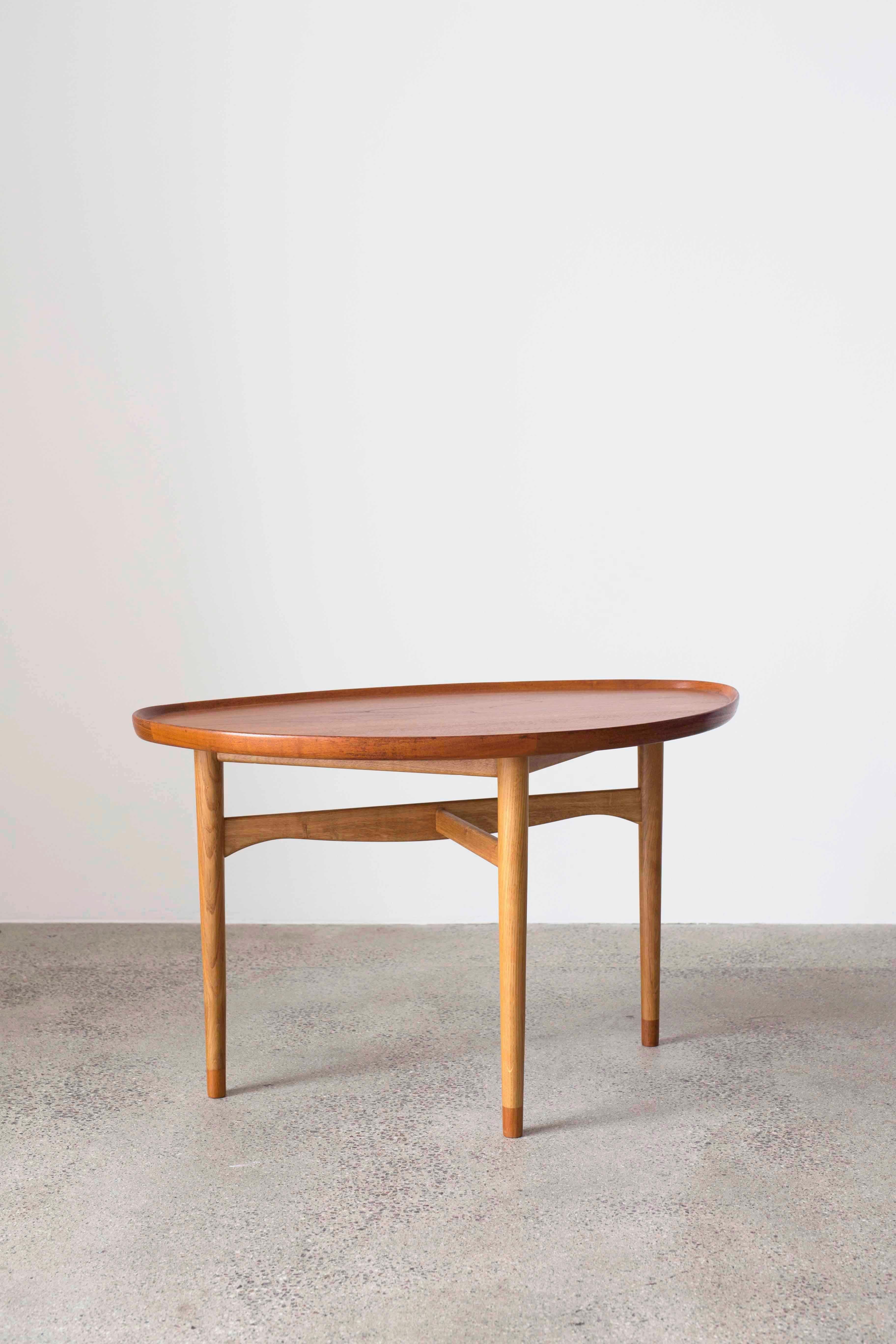 Finn Juhl Couchtisch. Tischplatte mit erhöhten Kanten und Beinenden aus Teakholz, Gestell aus Eiche.

Entworfen von Finn Juhl 1948 und ausgeführt von Bovirke, Dänemark.

Guter Zustand.