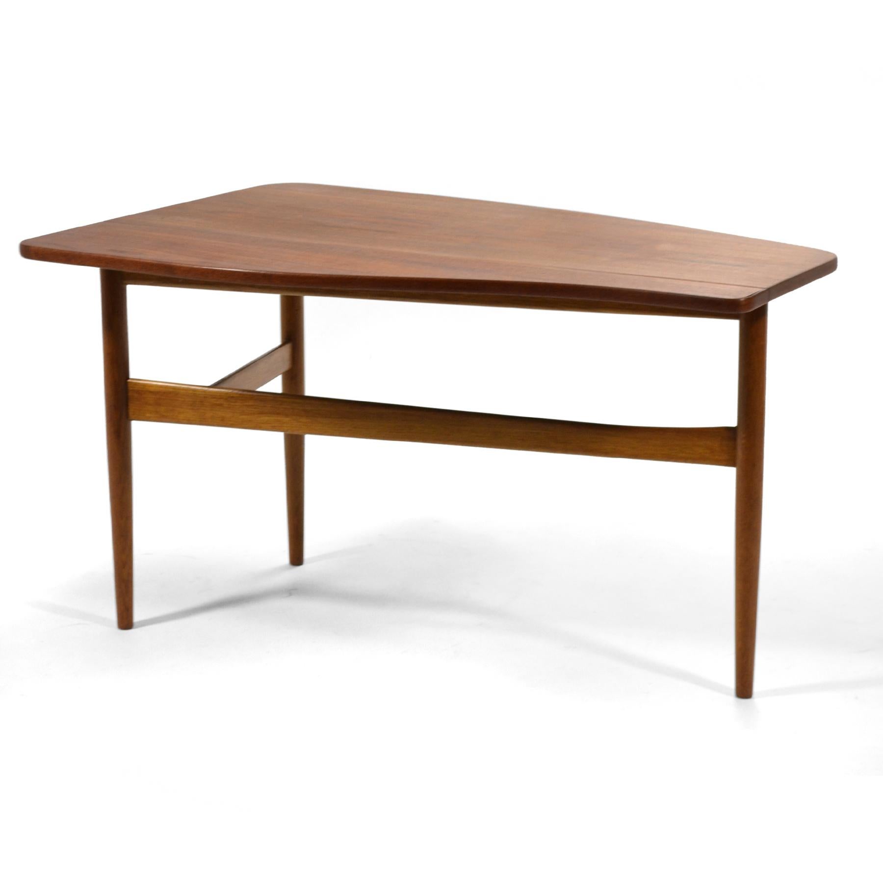 An exceptional design by Danish master Finn Juhl for Bovirke, this coffee table designed in 1949 has three oak legs and a teak top with a free shape that pivots to support the drop leaf.

 

Measures: 23.5