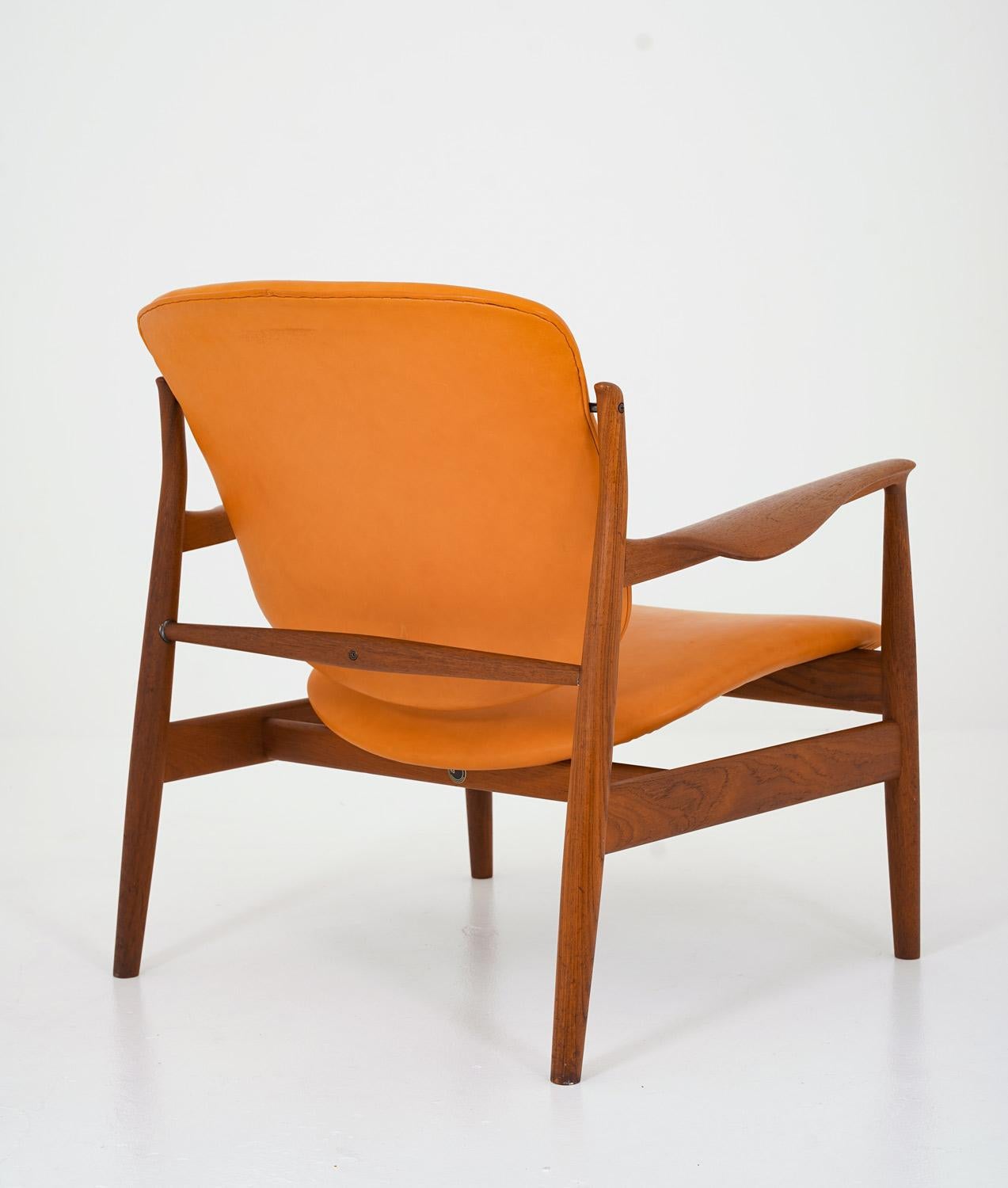 Finn Juhl Cognac Leather and Teak Lounge Chair model FD 136 In Good Condition For Sale In Karlstad, SE