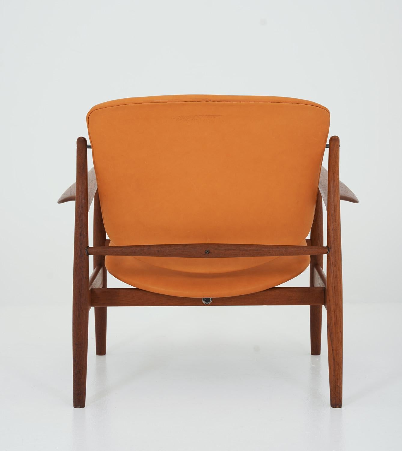 20th Century Finn Juhl Cognac Leather and Teak Lounge Chair model FD 136 For Sale