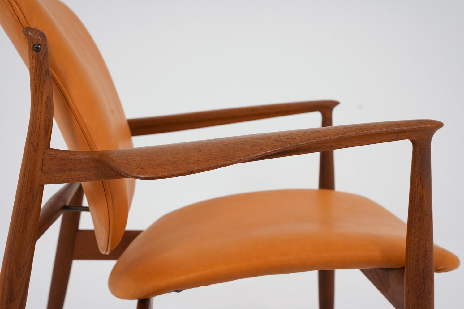 Finn Juhl Cognac Leather and Teak Lounge Chair model FD 136 For Sale 1