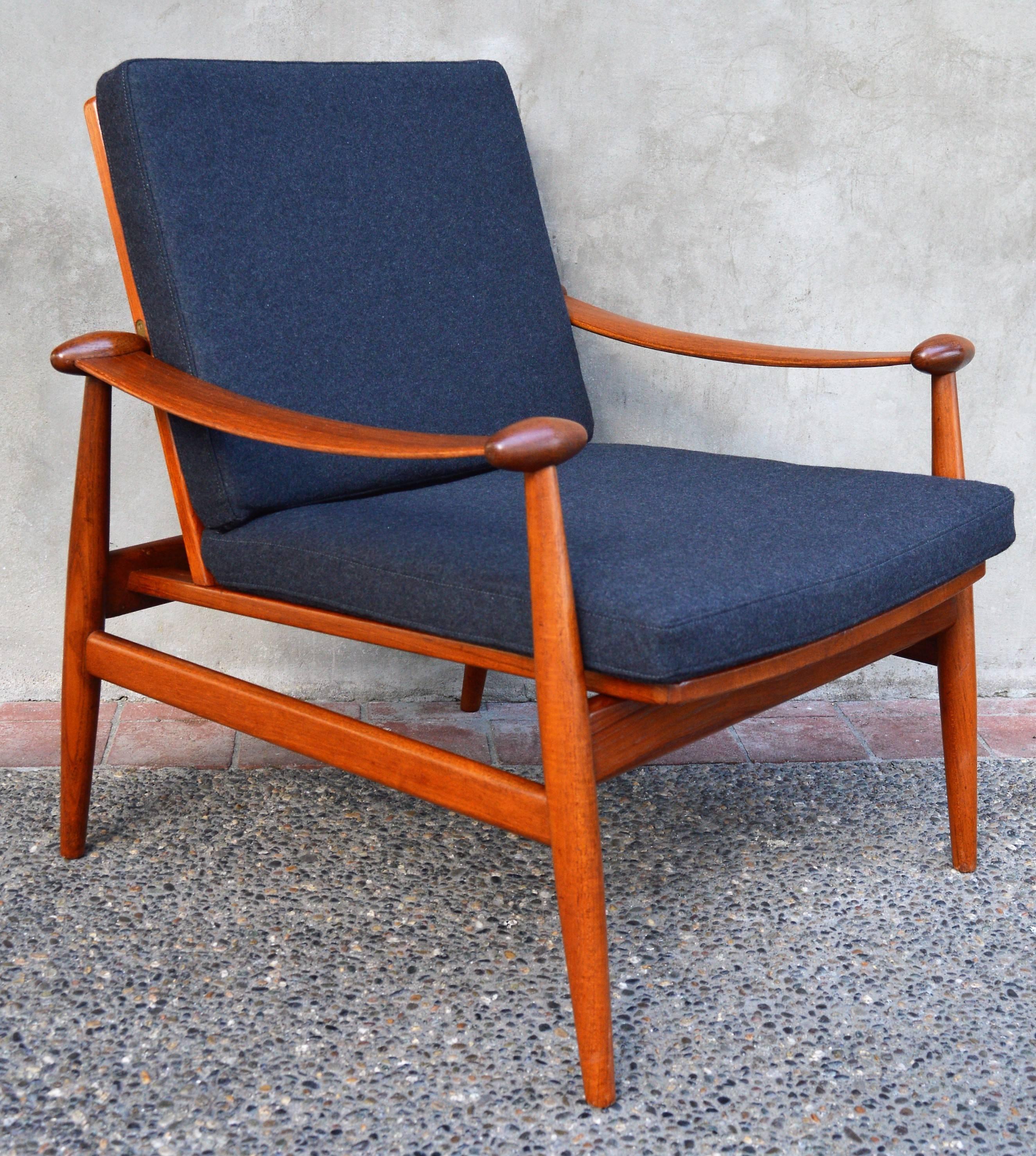 This iconic Danish modern early teak frame Spade lounge chair Model 133 was designed by Finn Juhl for France & Daverkosen (the earlier incarnation of France & Son) in the 1950s. The subtle gorgeous detailing abounds, such as the arced and curved