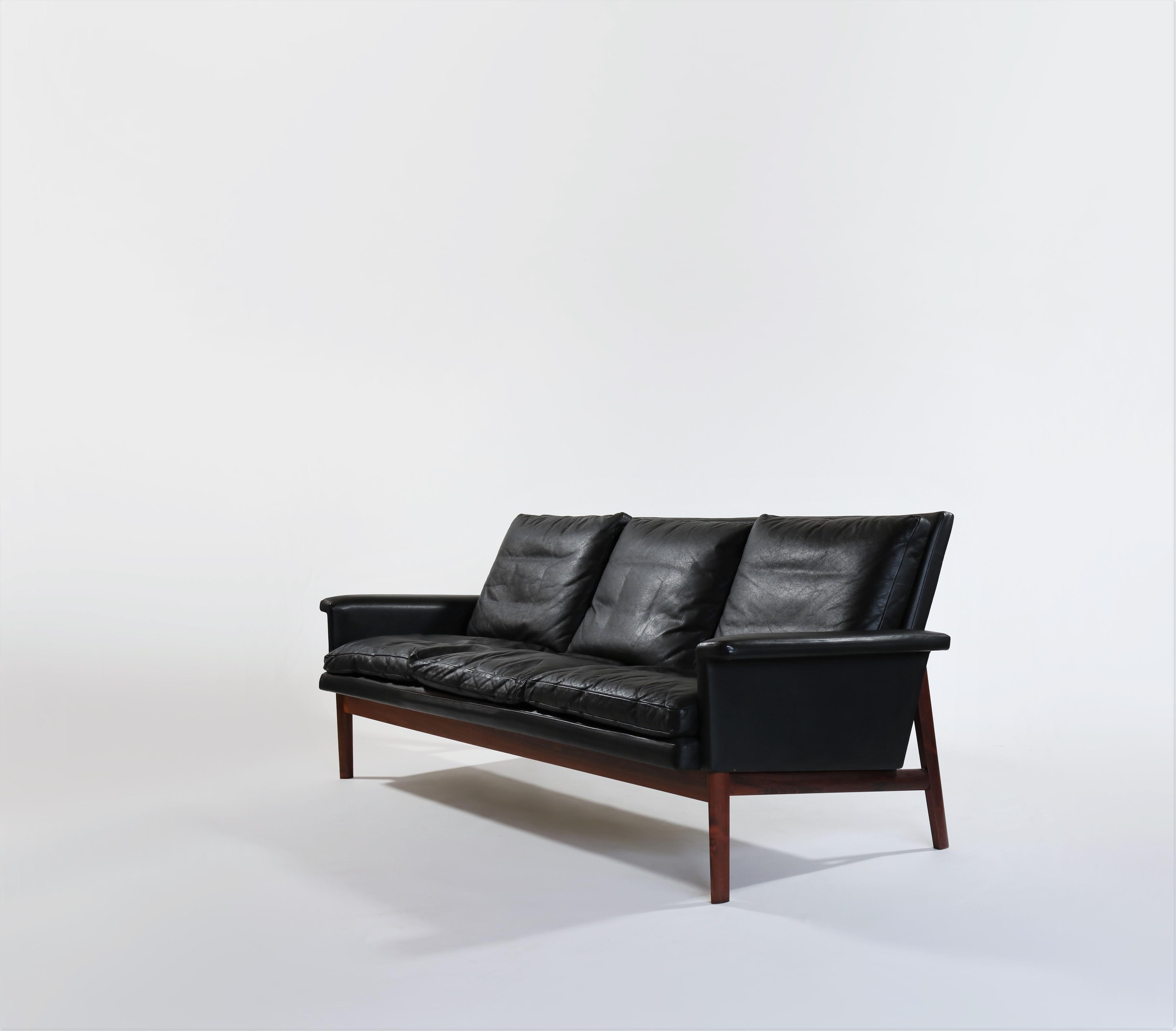 Rare & Elegant Finn Juhl sofa, model no 218 “Jupiter” for France & Son, Denmark. Designed in 1965 and manufactured in the late 1960s. The base is made of solid rosewood and the upholstery in black leather. The sofa is in great vintage condition with