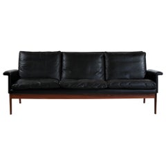 Canapé « Piter » danois moderne à trois places en bois de rose et cuir noir de Finn Juhl