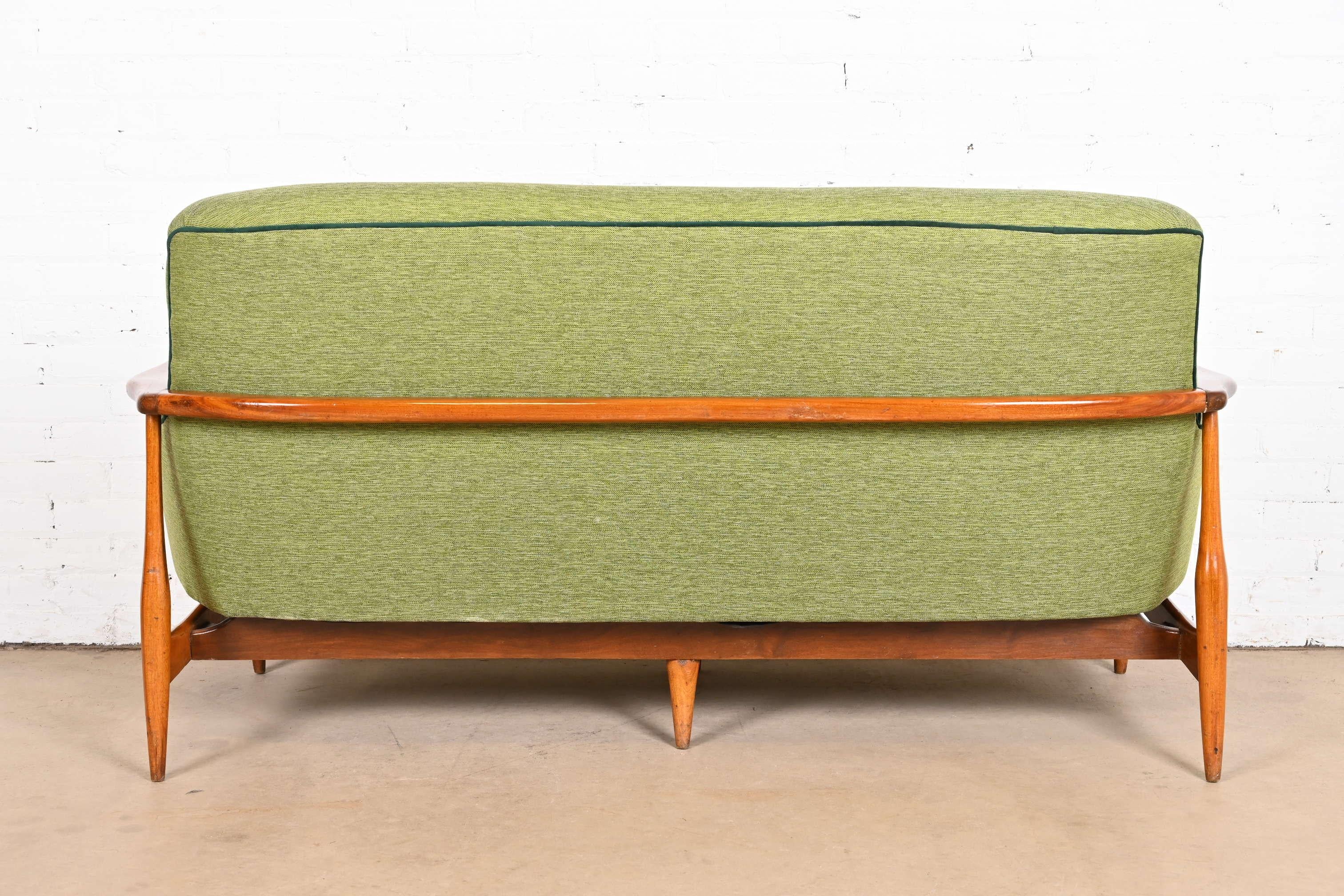 Finn Juhl Dänisches modernes gepolstertes, geformtes Teakholz-Sofa, 1950er Jahre im Angebot 5