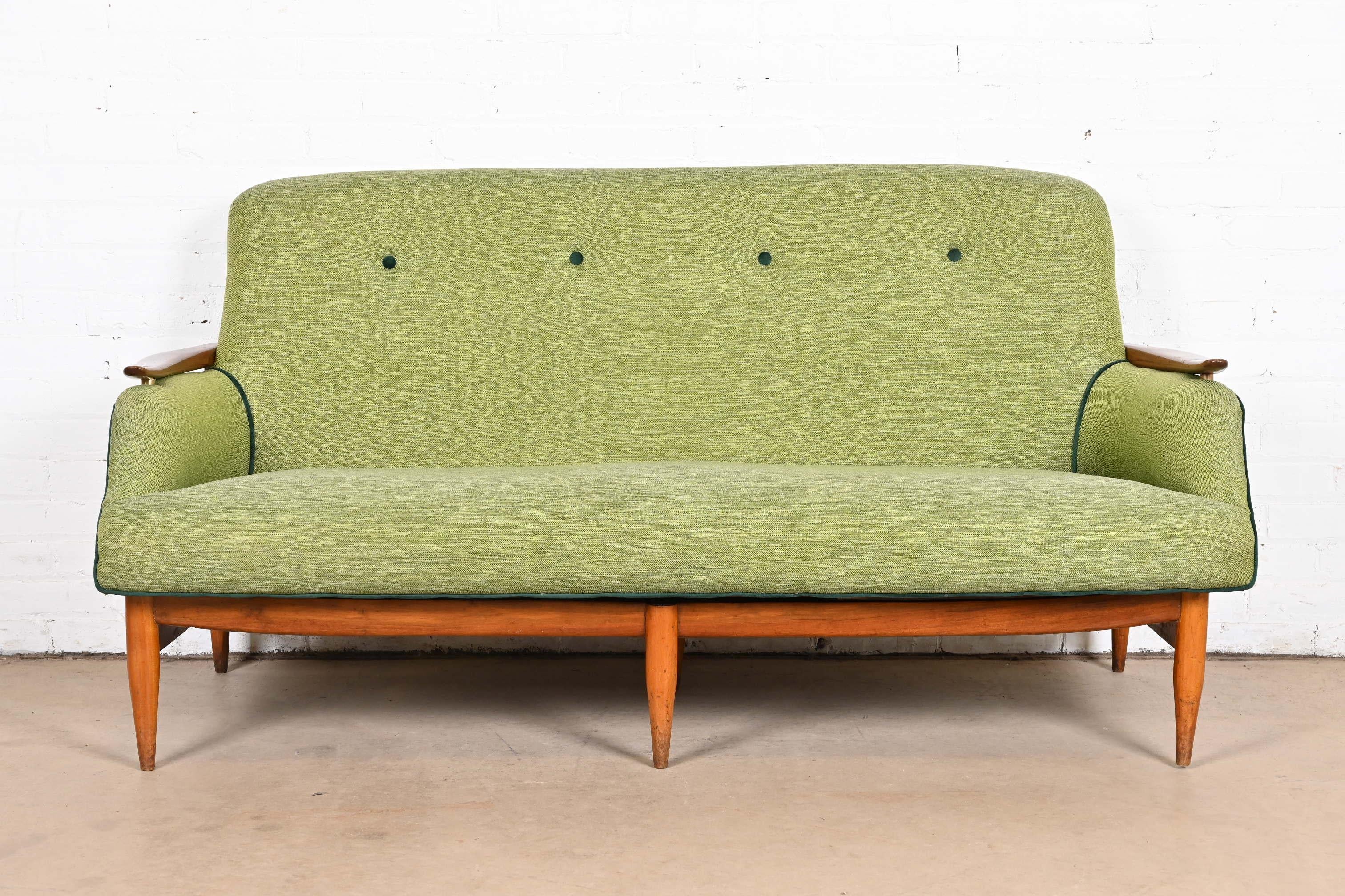 Finn Juhl Dänisches modernes gepolstertes, geformtes Teakholz-Sofa, 1950er Jahre (Skandinavische Moderne) im Angebot