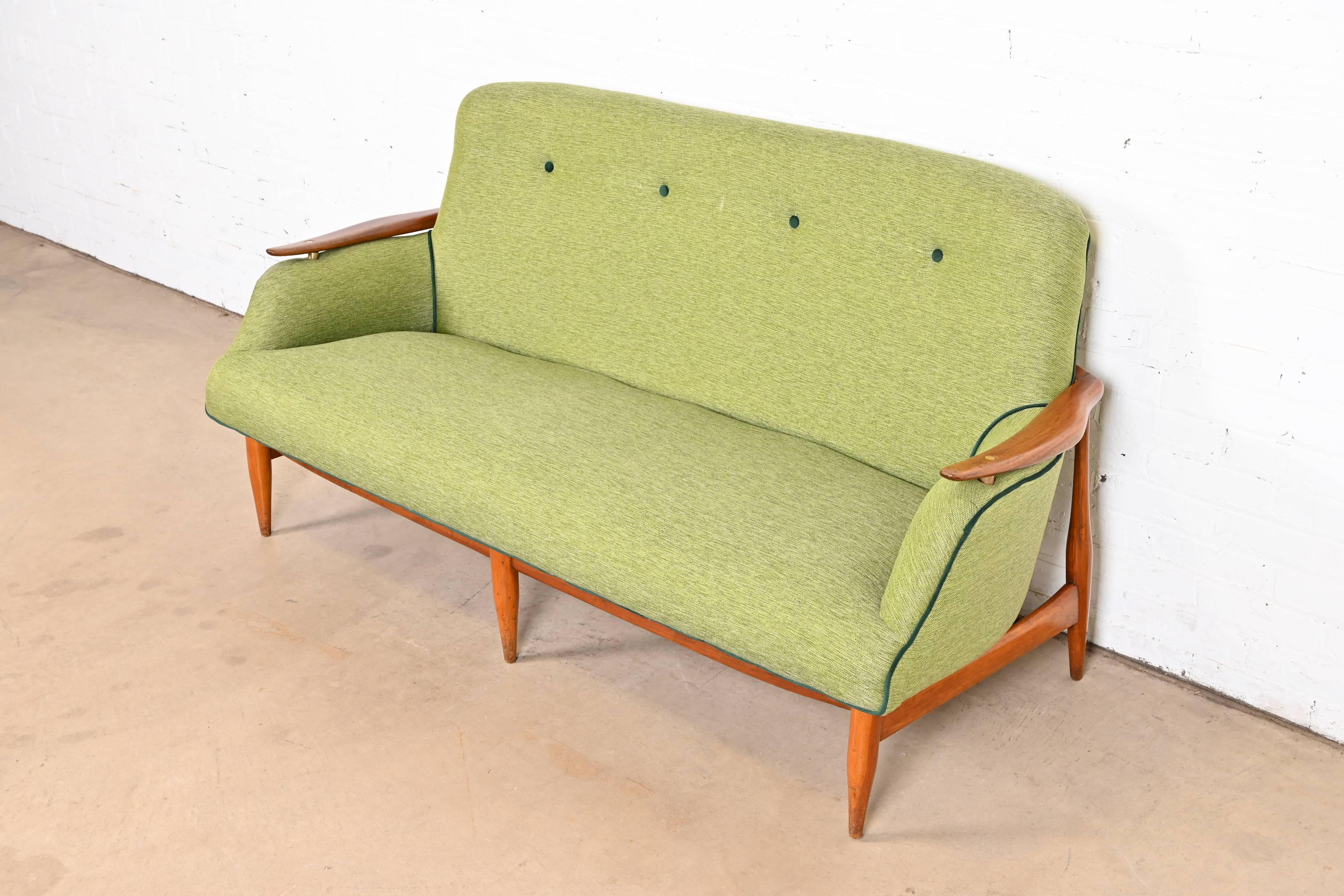 Finn Juhl Dänisches modernes gepolstertes, geformtes Teakholz-Sofa, 1950er Jahre im Zustand „Gut“ im Angebot in South Bend, IN