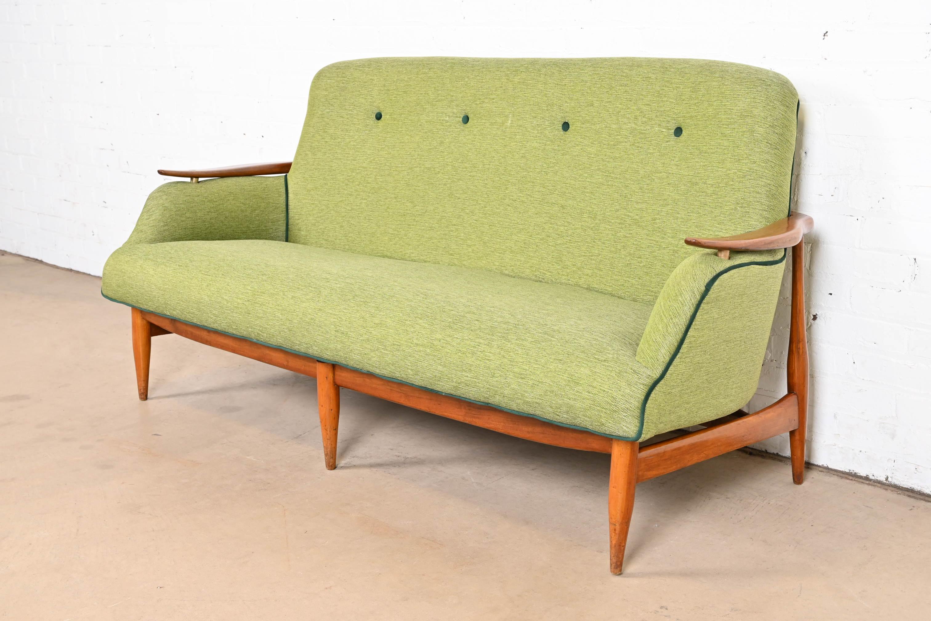 Finn Juhl Dänisches modernes gepolstertes, geformtes Teakholz-Sofa, 1950er Jahre (Mitte des 20. Jahrhunderts) im Angebot