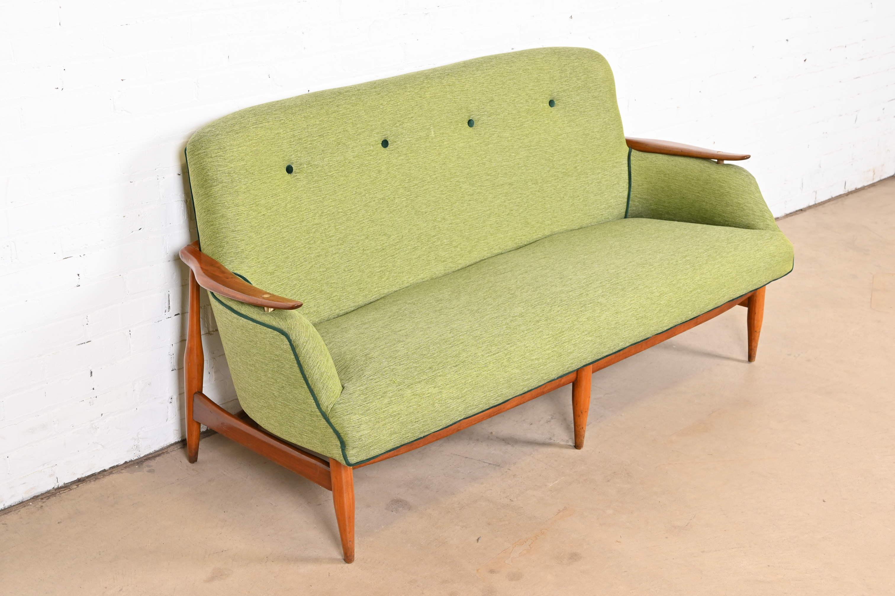 Finn Juhl Dänisches modernes gepolstertes, geformtes Teakholz-Sofa, 1950er Jahre (Polster) im Angebot