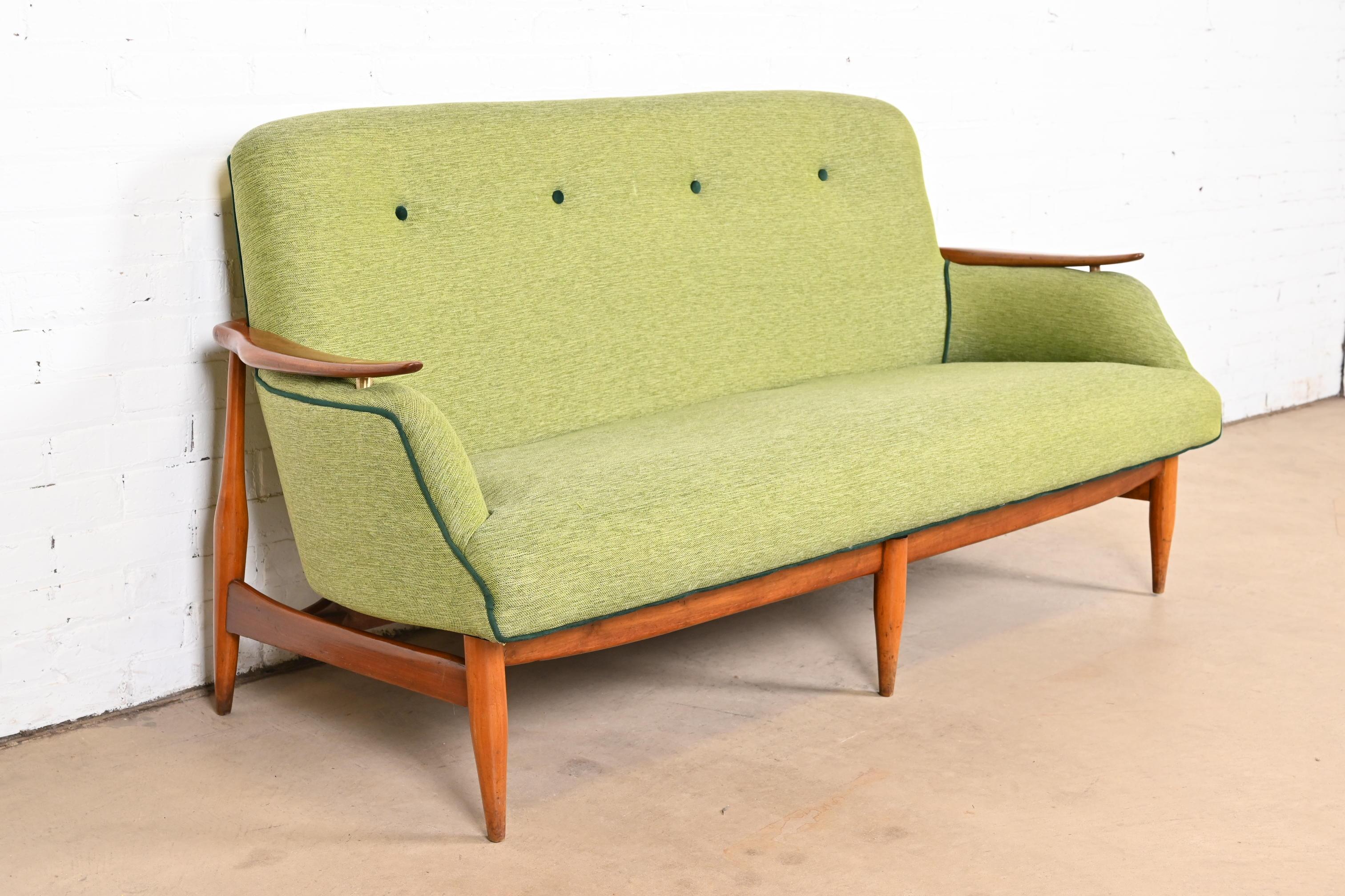 Finn Juhl Dänisches modernes gepolstertes, geformtes Teakholz-Sofa, 1950er Jahre im Angebot 1