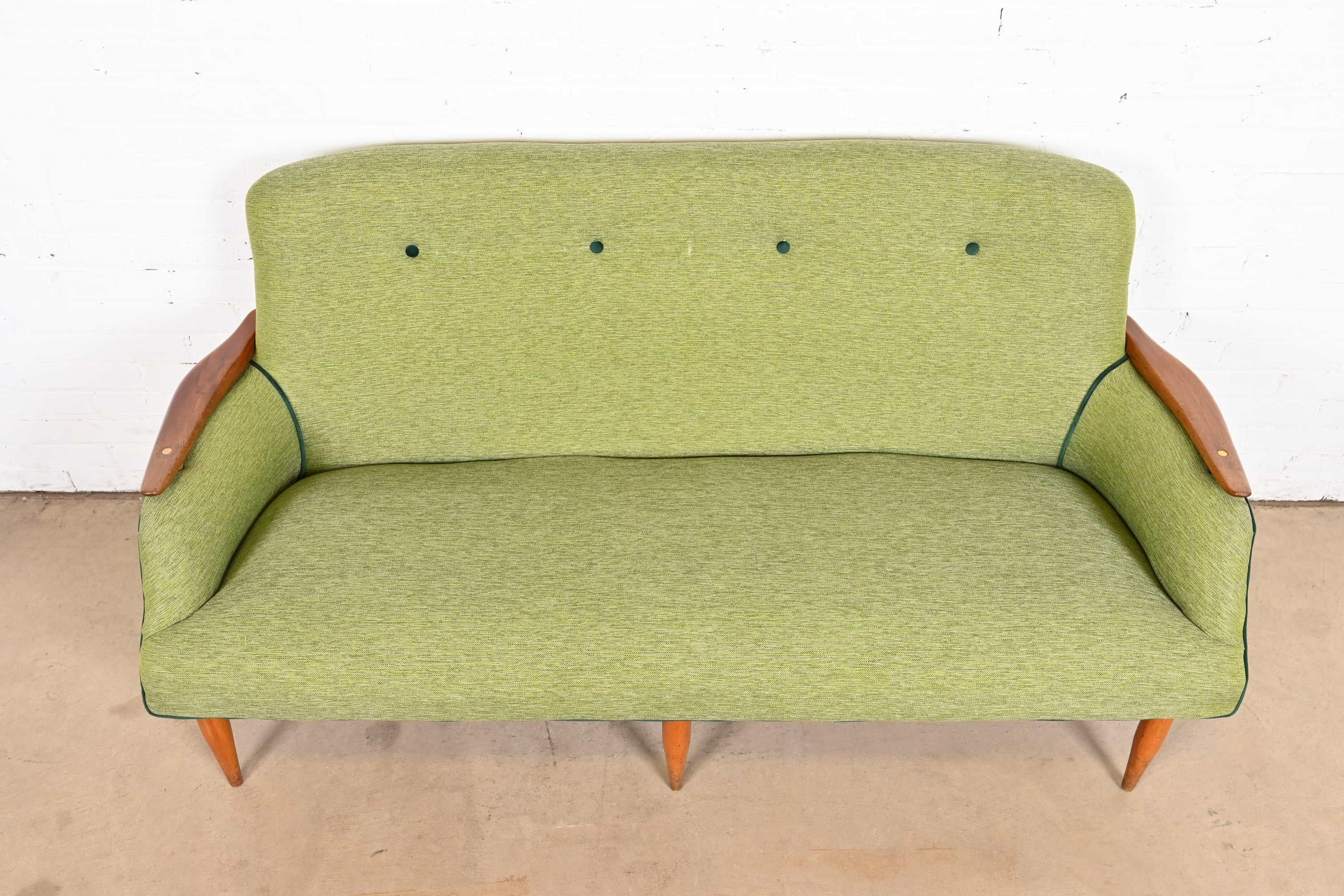 Finn Juhl Dänisches modernes gepolstertes, geformtes Teakholz-Sofa, 1950er Jahre im Angebot 2