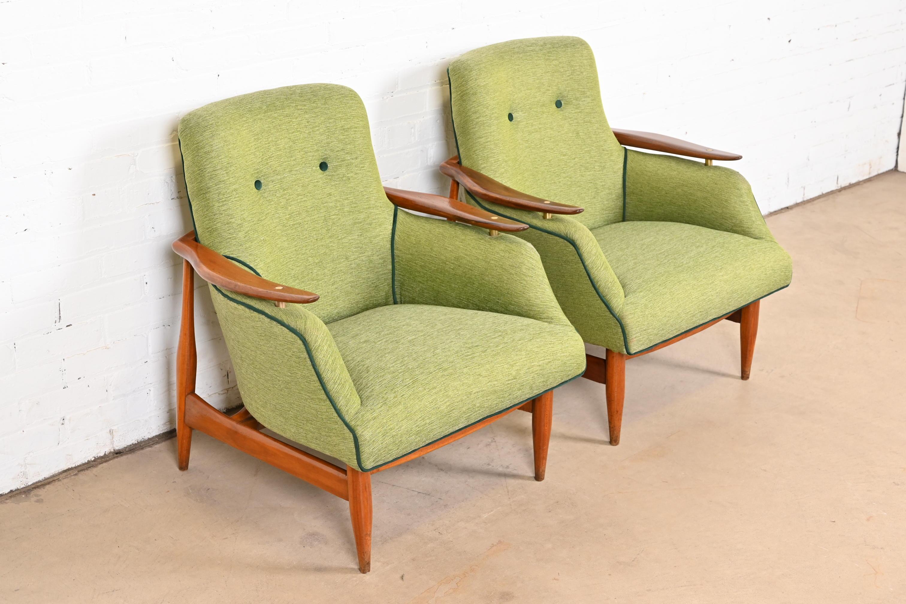 Finn Juhl Danish Modern Gepolsterte Teakholz Lounge Stühle, Paar (Mitte des 20. Jahrhunderts) im Angebot