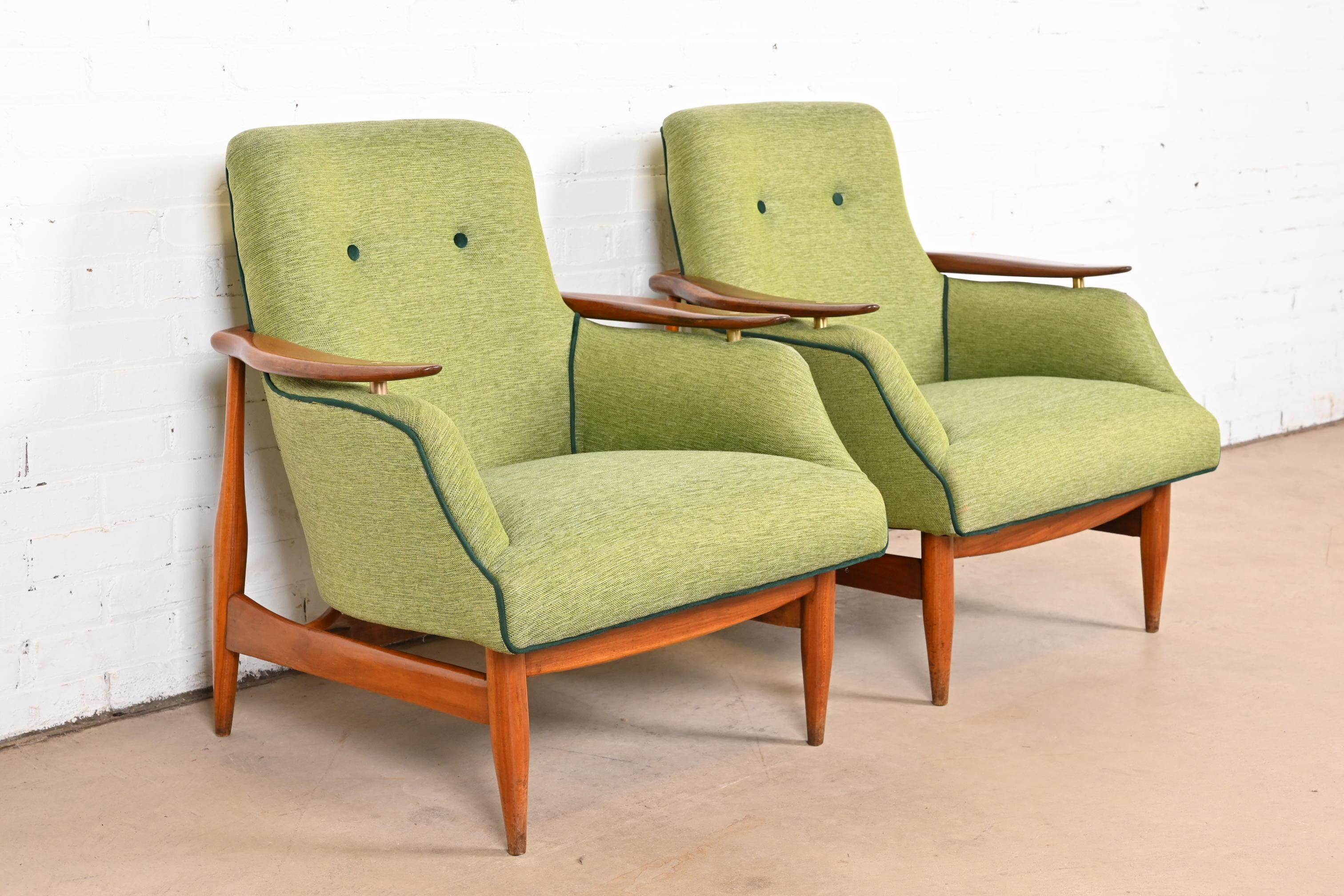 Tissu d'ameublement Paire de chaises longues danoises modernes en teck rembourrées Finn Juhl en vente