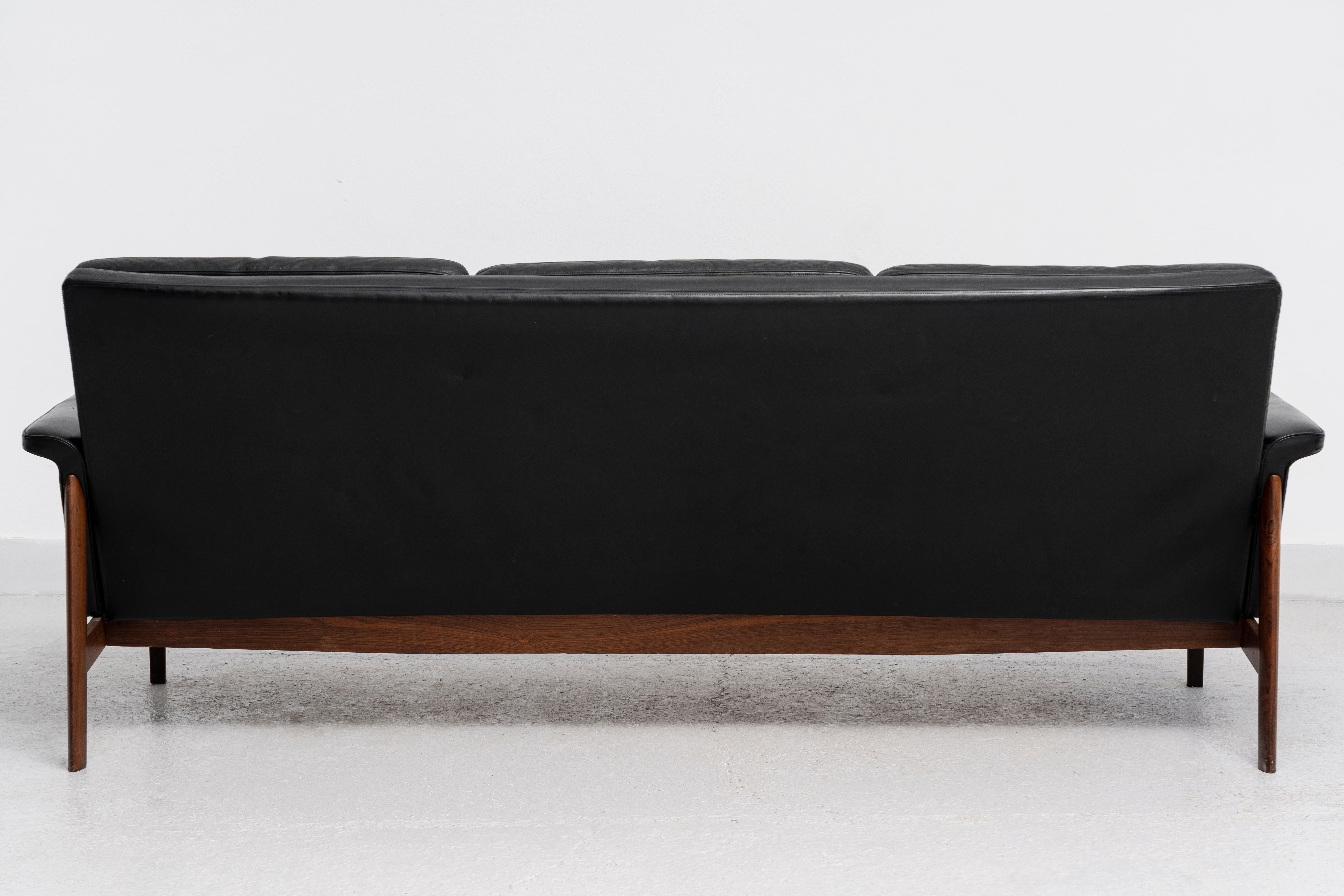 FINN JUHL (Dinamarca, 1912 - 1989) para FRANCE & SON. Sofá Júpiter, modelo 218. en venta 2