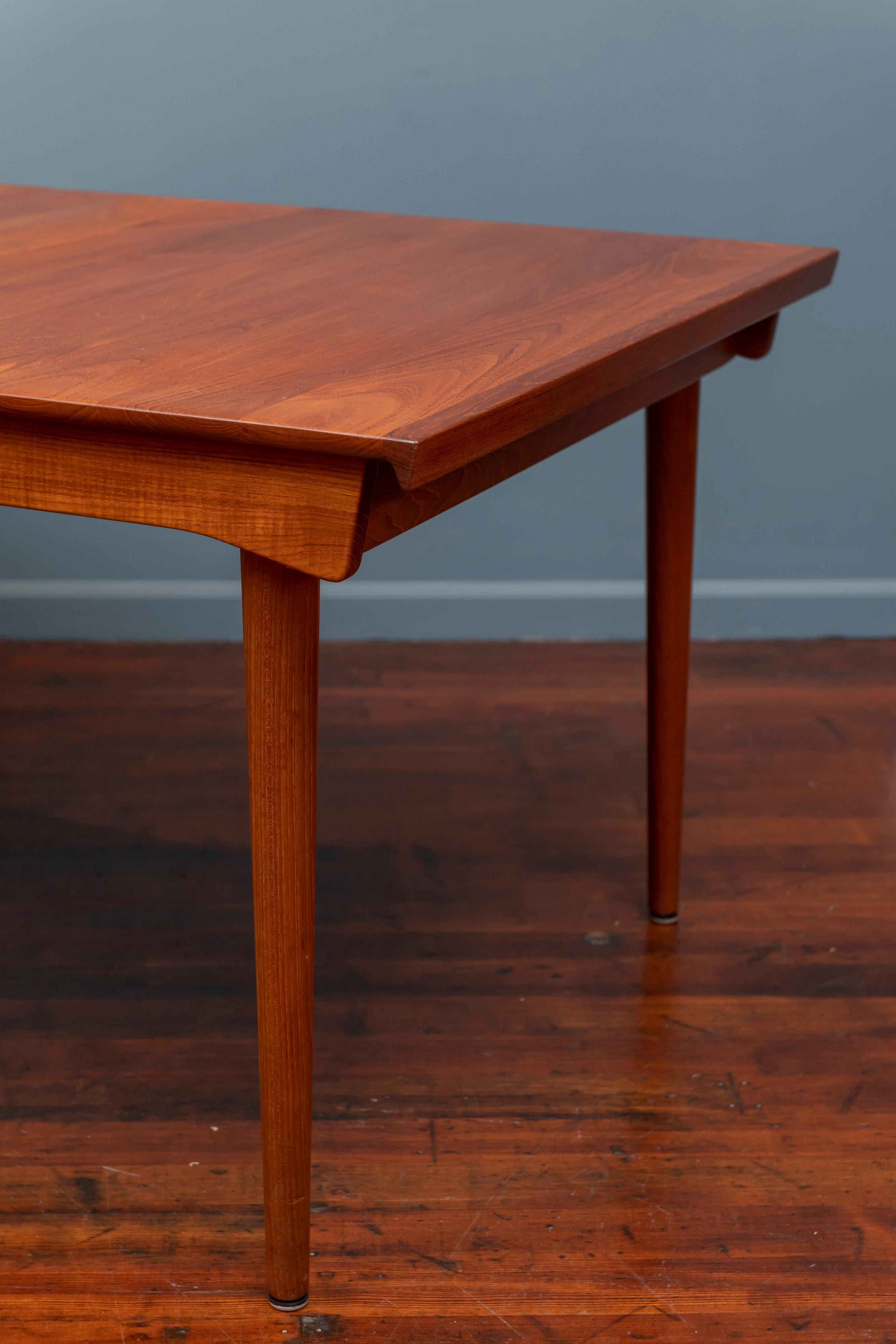 Finn Juhl design extension dining table for France & Son, Denmark. Newly refinished and made from solid teak with two 24