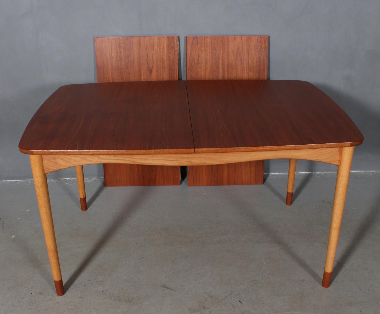 Finn Juhl dining table with extension leafes.

Made in partly solid teak and oak.

Made by Bovirke.