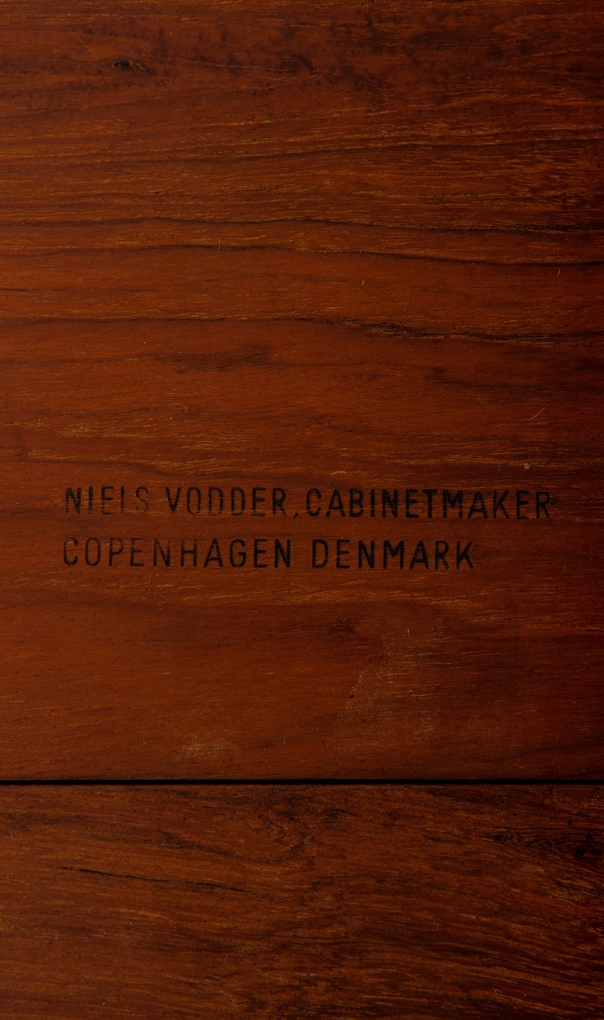 Finn Juhl Dining Table Model NV-56 by Niels Vodder in Denmark In Good Condition For Sale In Limhamn, Skåne län