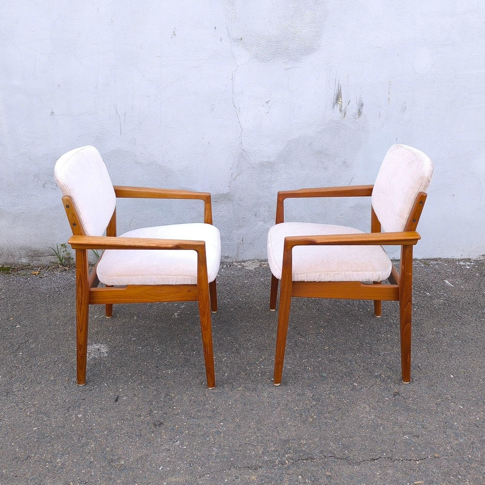 Coppia di poltrone disegnate da Finn Juhls per France & Søn, anni '60
Si tratta di una splendida coppia di poltrone, modello 196, con struttura in teak massiccio. Sono stati progettati dal famoso architetto e designer danese Finn Juhls nel 1961 e