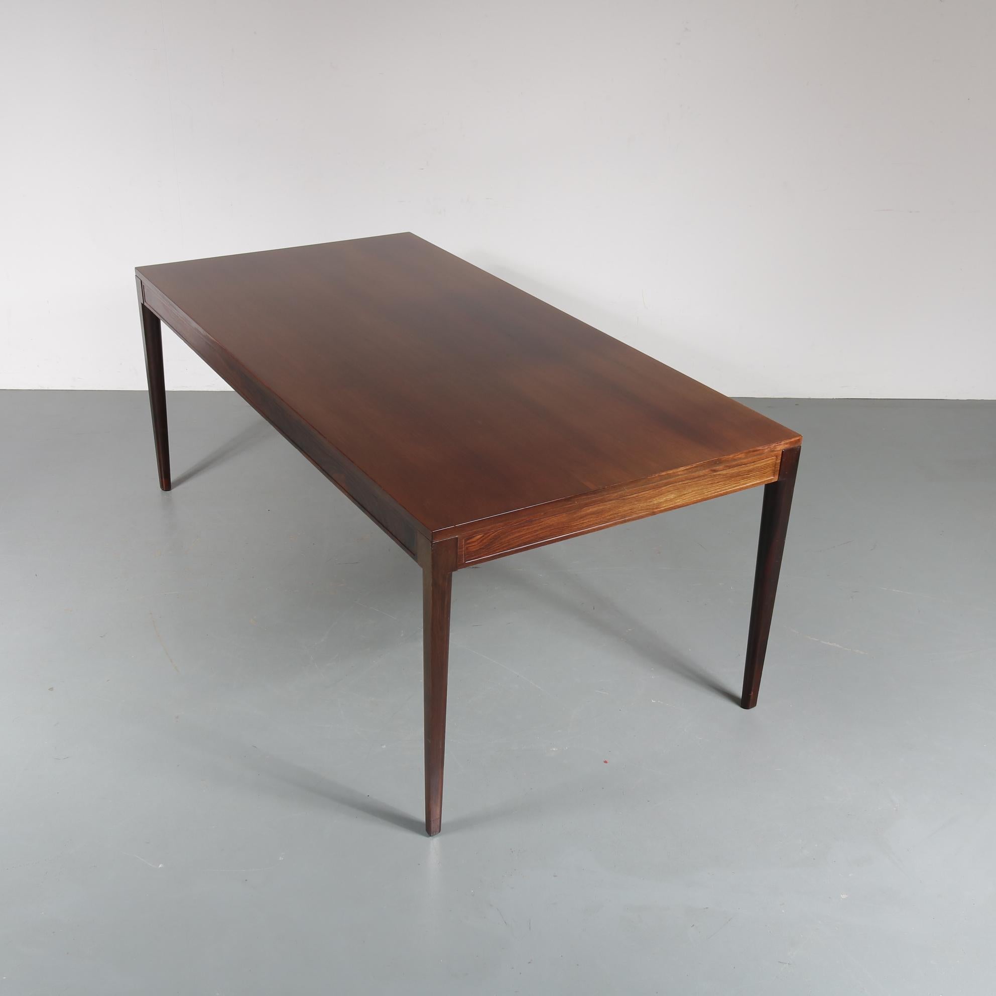 A beautiful dining table from the Diplomat series, designed by Finn Juhl and manufactured by France & Son in Denmark, circa 1960.

This elegant table is made of beautiful quality warm brown tropical hardwood. It is made with an exceptional eye for