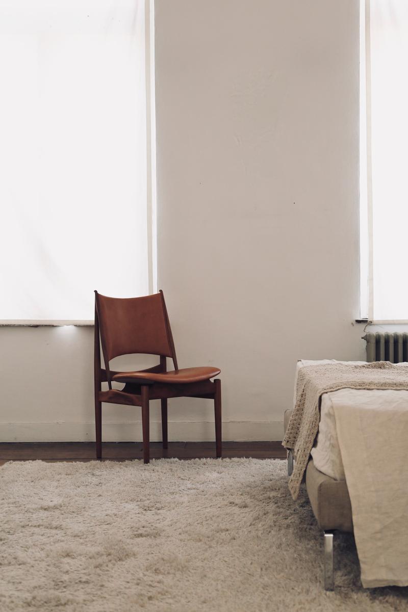 Finn Juhl Egypetian Chair in Wood and Leather In New Condition For Sale In Barcelona, Barcelona