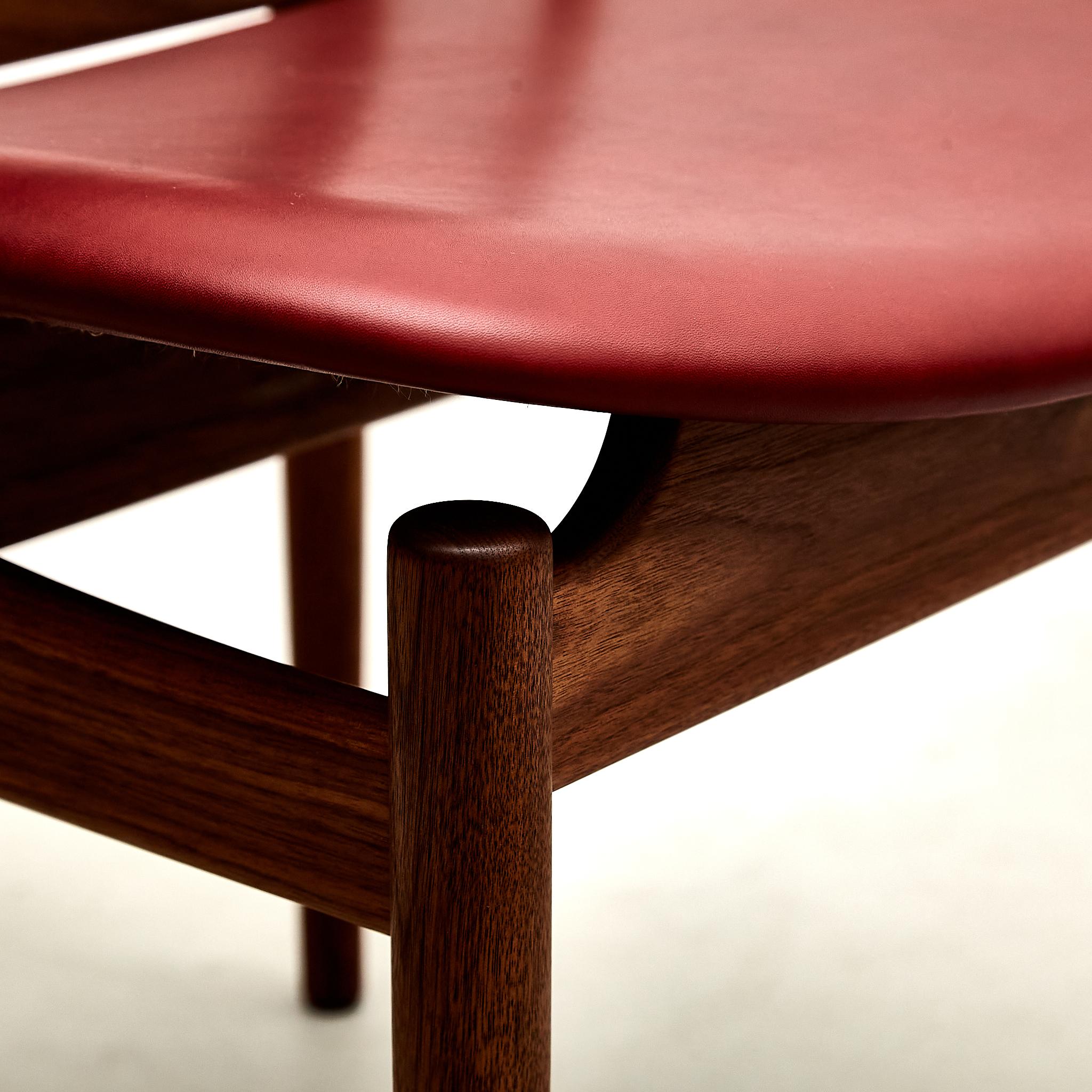 Sedia egiziana Finn Juhls in legno di noce e pelle rosso scuro in vendita 5