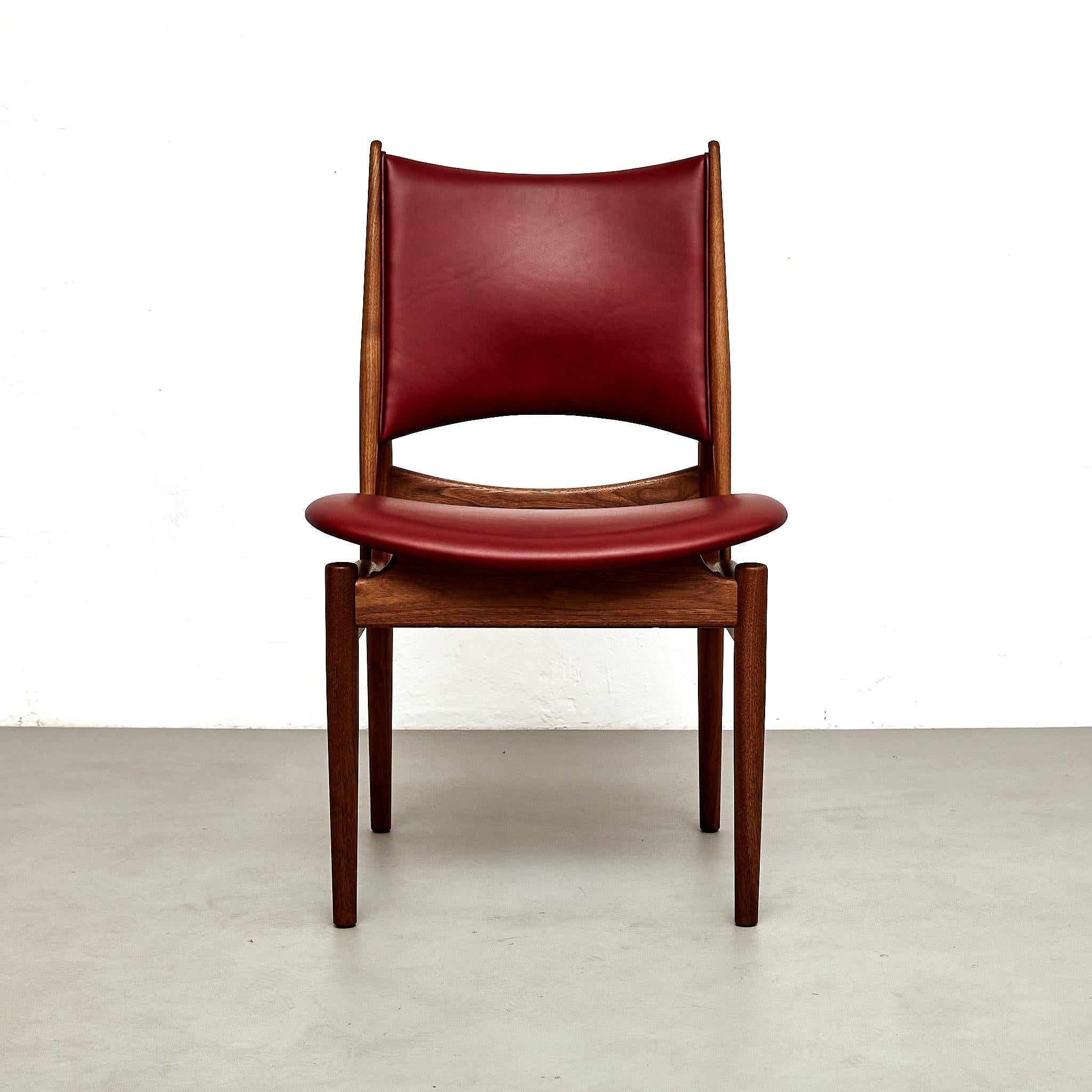 Scandinavo moderno Sedia egiziana Finn Juhl in Wood Wood e pelle rosso scuro in vendita