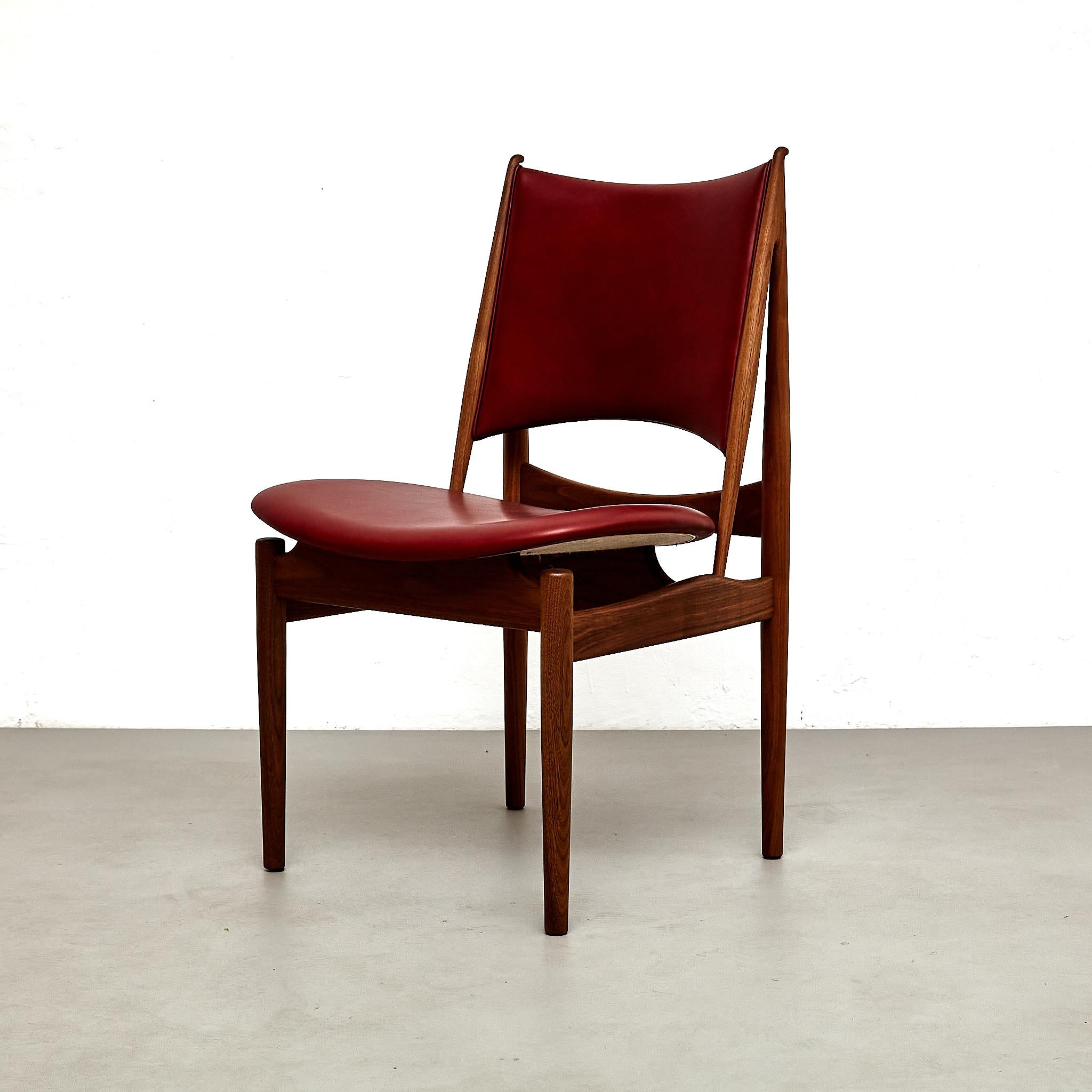 Danese Sedia egiziana Finn Juhl in Wood Wood e pelle rosso scuro in vendita