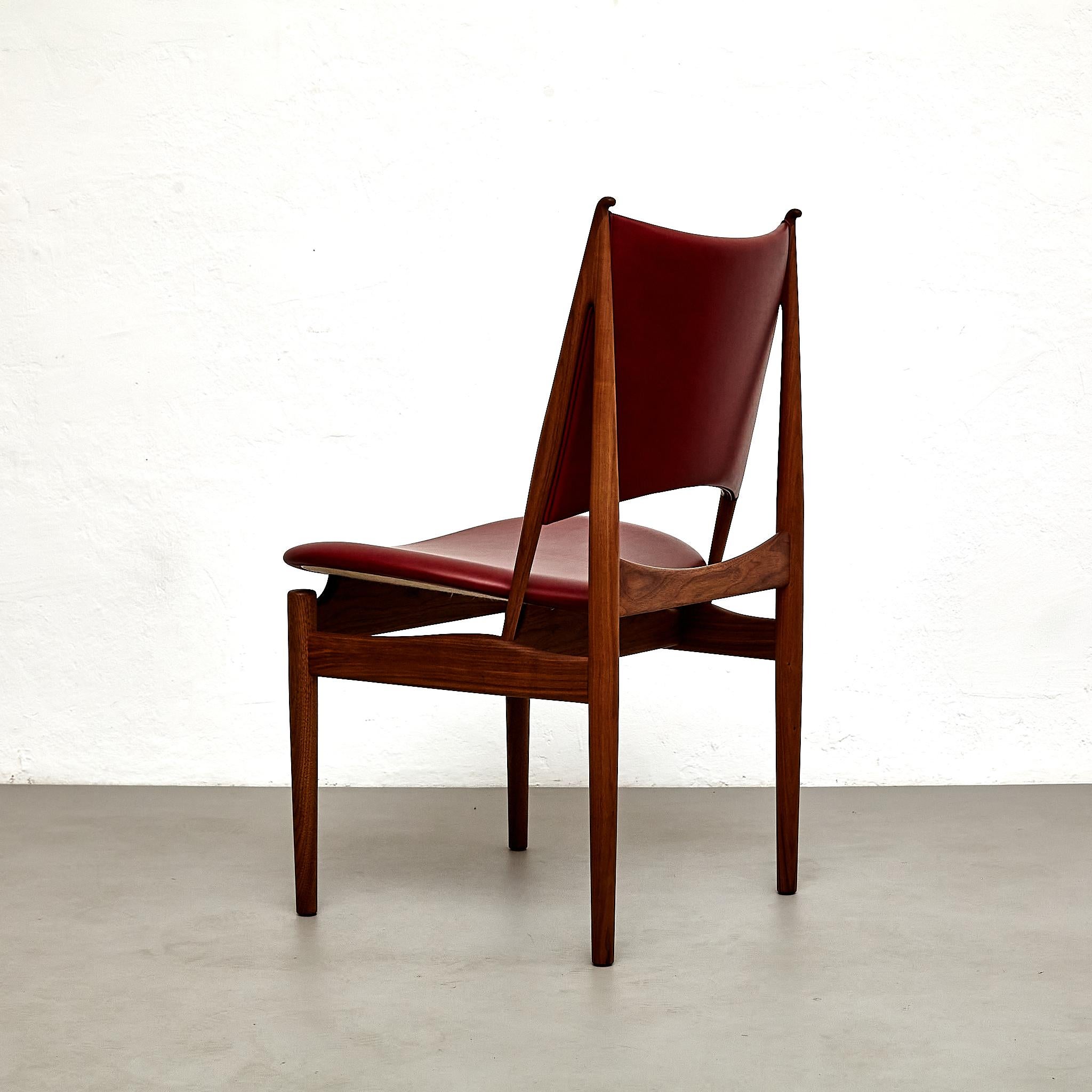 Pelle Sedia egiziana Finn Juhl in Wood Wood e pelle rosso scuro in vendita