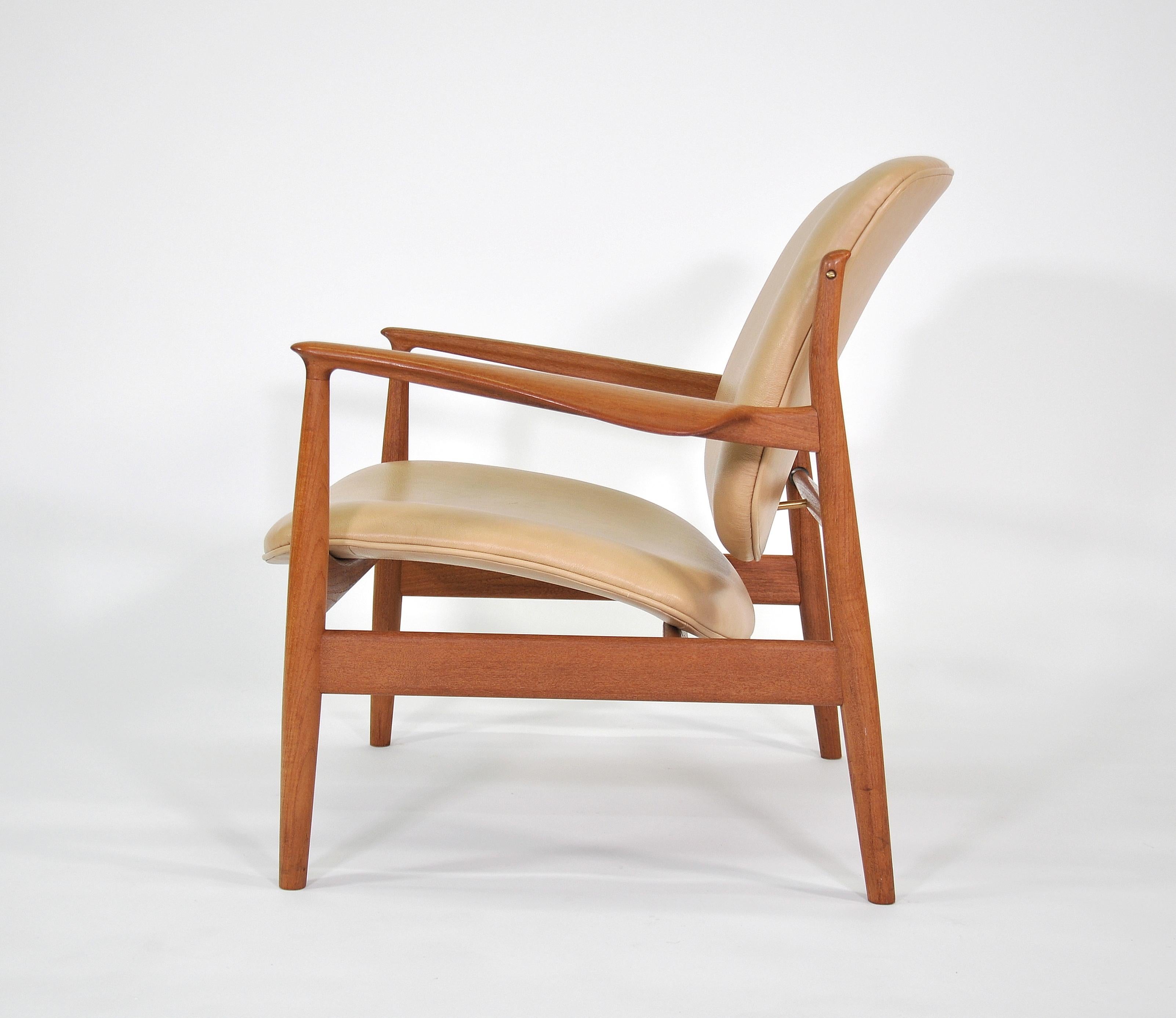 Iconic midcentury Danish modern FD136 vintage easy chair designed by Finn Juhl for France and Daverkosen (later renamed France and Son) dating from the 1950s, reupholstered in a light beige / caramel leather. The splendidly sculpted teak open frame