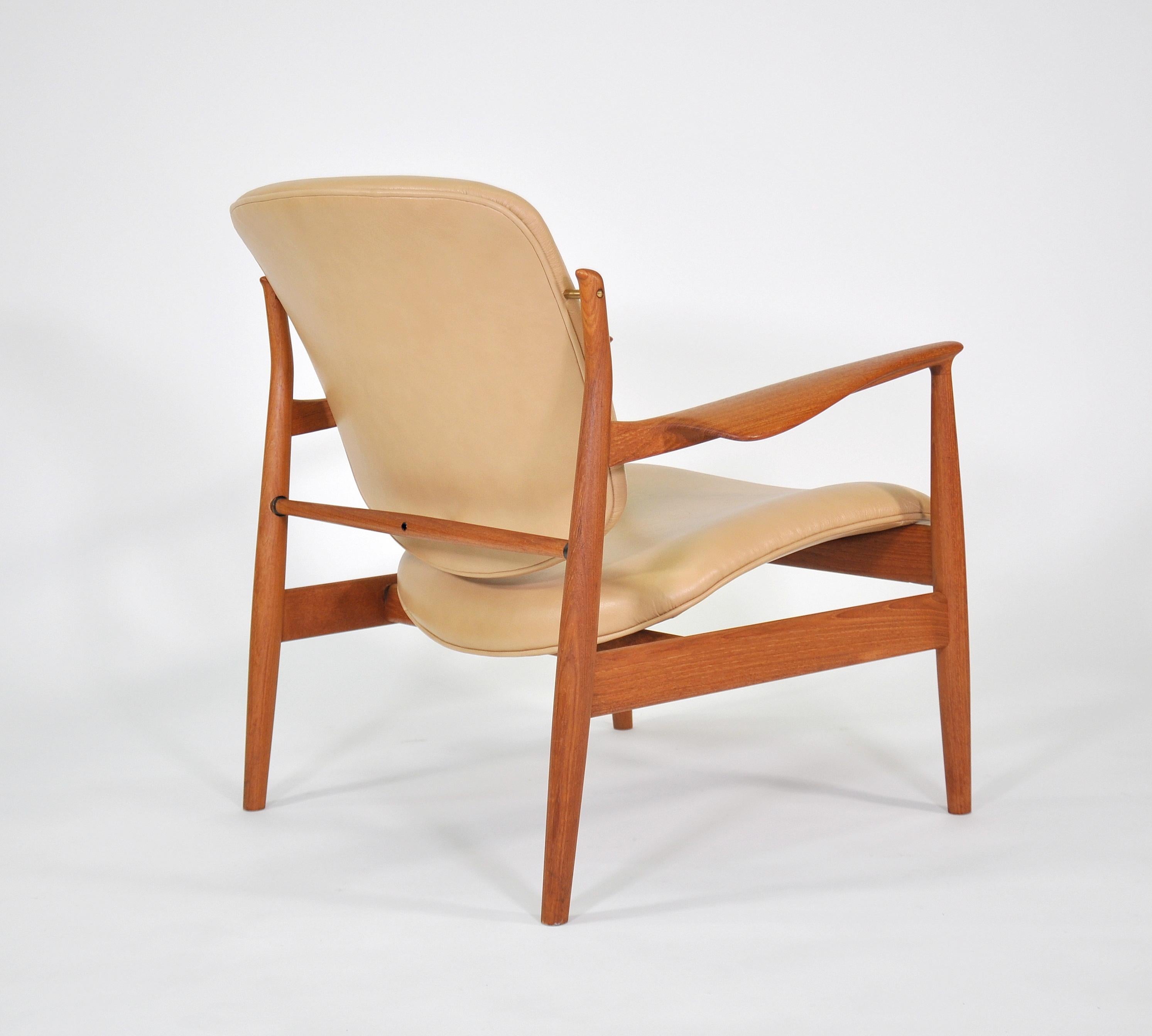 Finn Juhl FD 136 Tan Leather and Teak Lounge Chair In Good Condition In Miami, FL