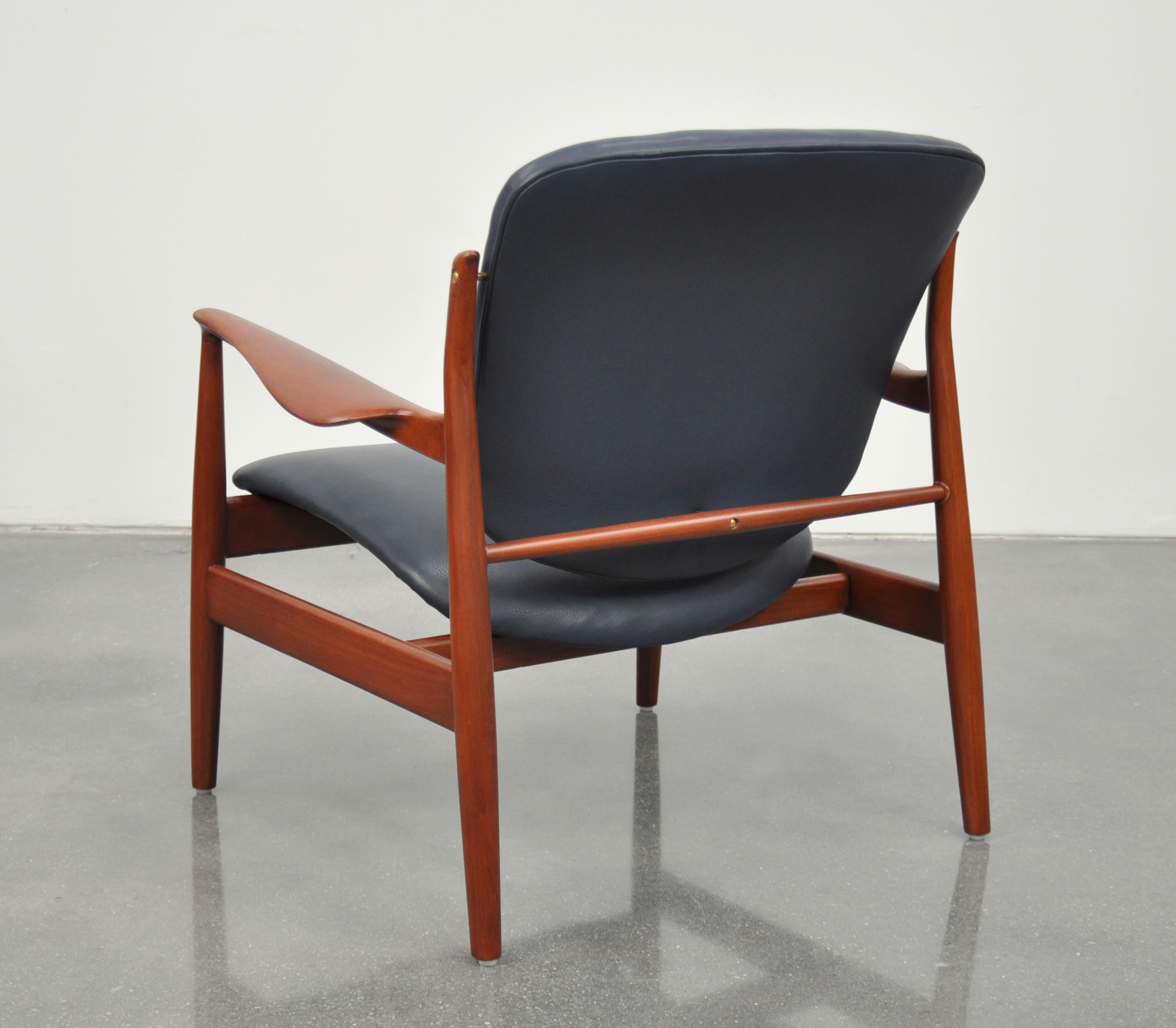 Finn Juhl FD 136 Teak and Navy Blue Leather Lounge Chair In Excellent Condition In Miami, FL