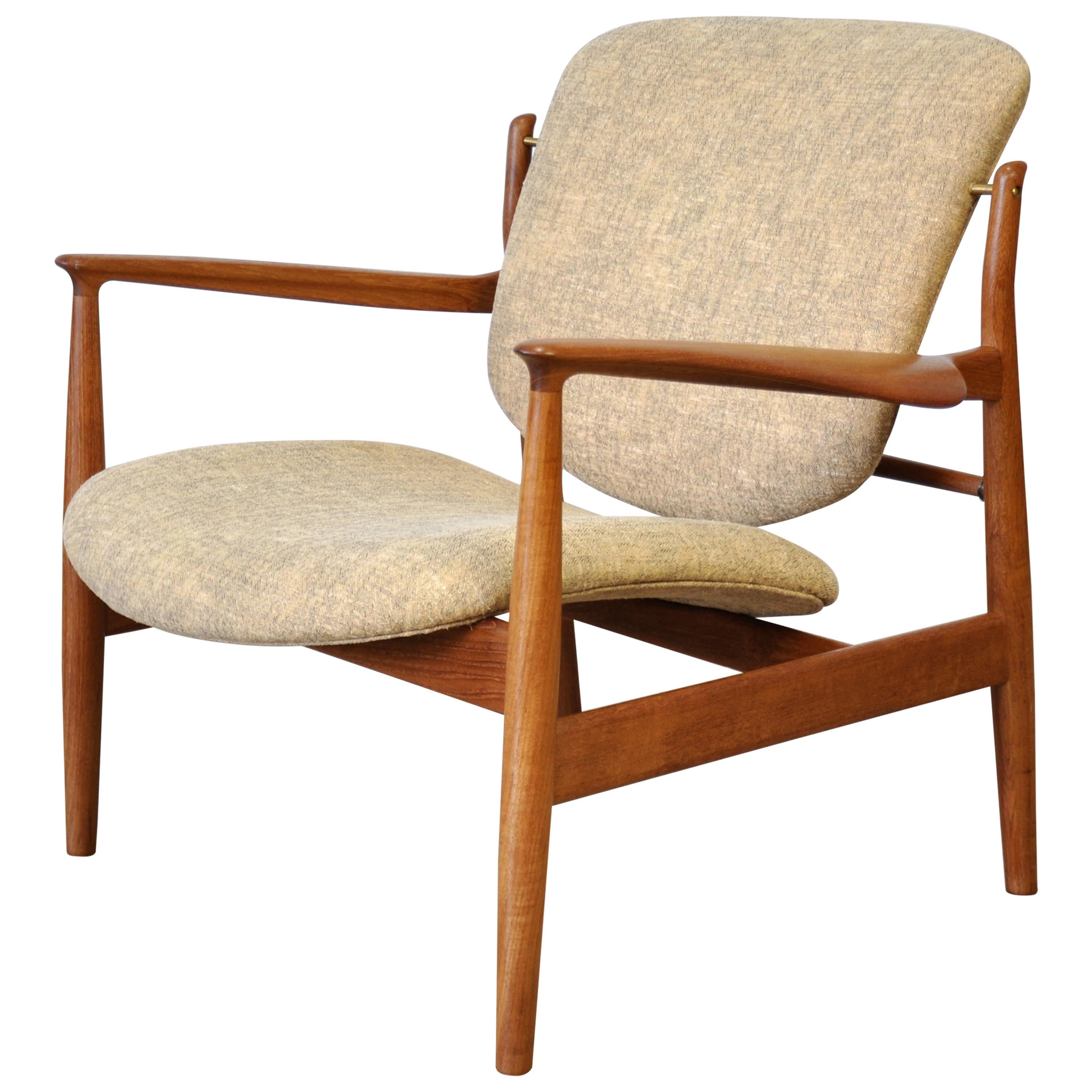 Iconic midcentury Danish modern FD136 vintage easy chair designed by Finn Juhl for France and Daverkosen (later renamed France and Son) dating from the 1950s. The splendidly sculpted teak open frame and the floating seat and back of this armchair