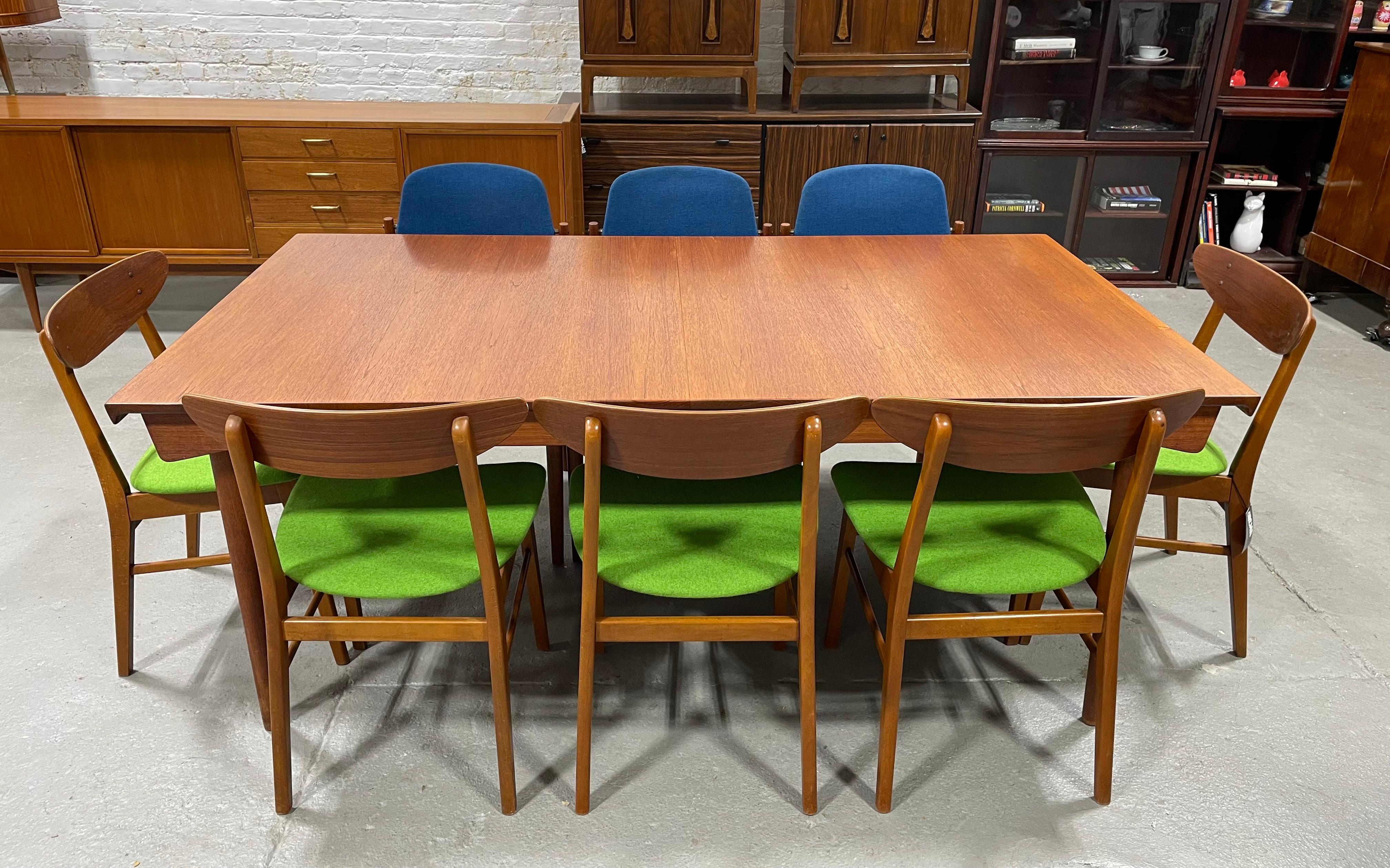 Seltener dänischer Esstisch aus Teakholz von Finn Juhl aus der Mitte des Jahrhunderts, Modell FD 540, hergestellt von France & Son, ca. 1950er Jahre. Dieser erweiterbare Tisch ist aus massivem Teakholz gefertigt und kann mit den beiden