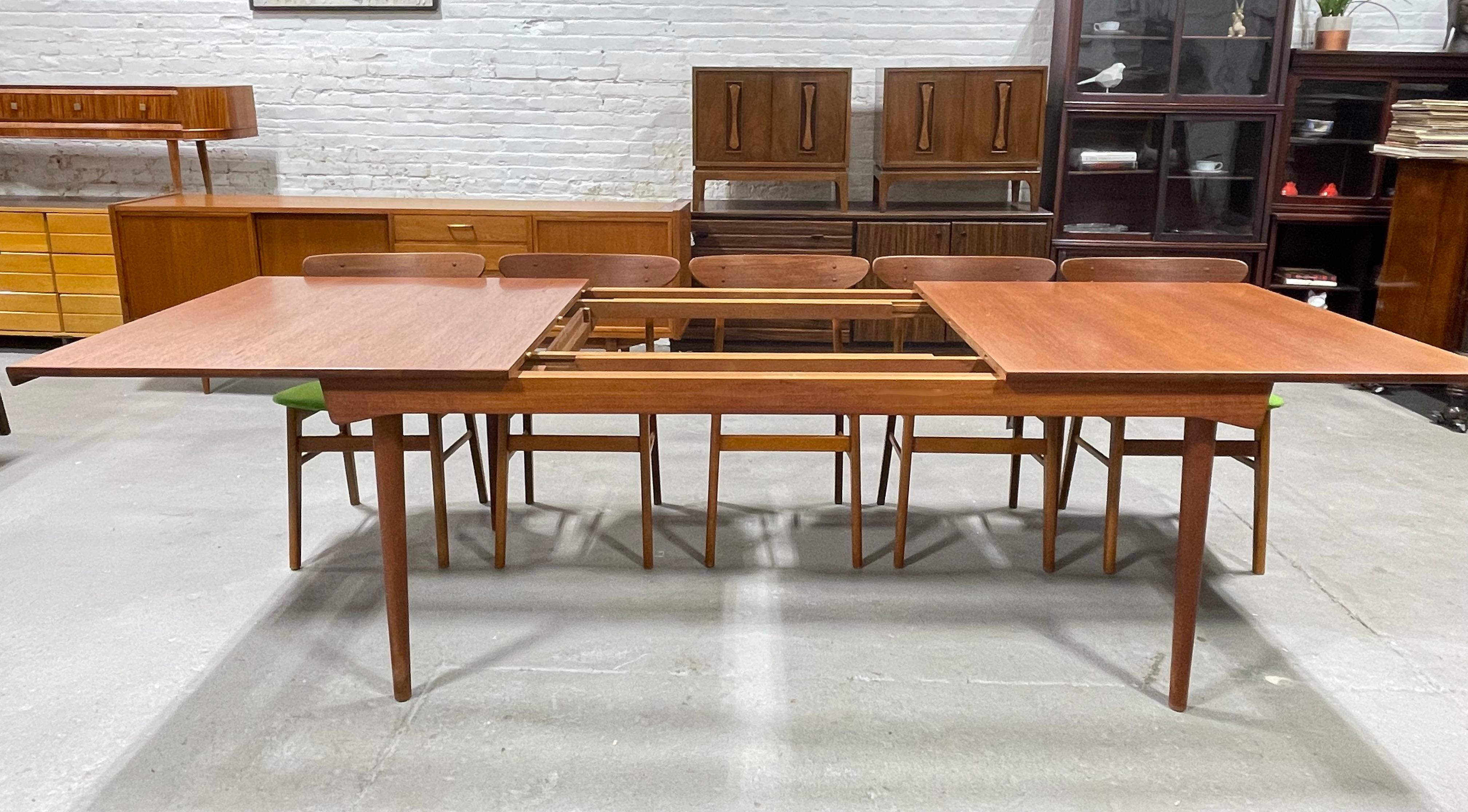 Finn Juhl FD 540 Esstisch aus Teakholz von France & Son, ca. 1950er Jahre (Mitte des 20. Jahrhunderts) im Angebot