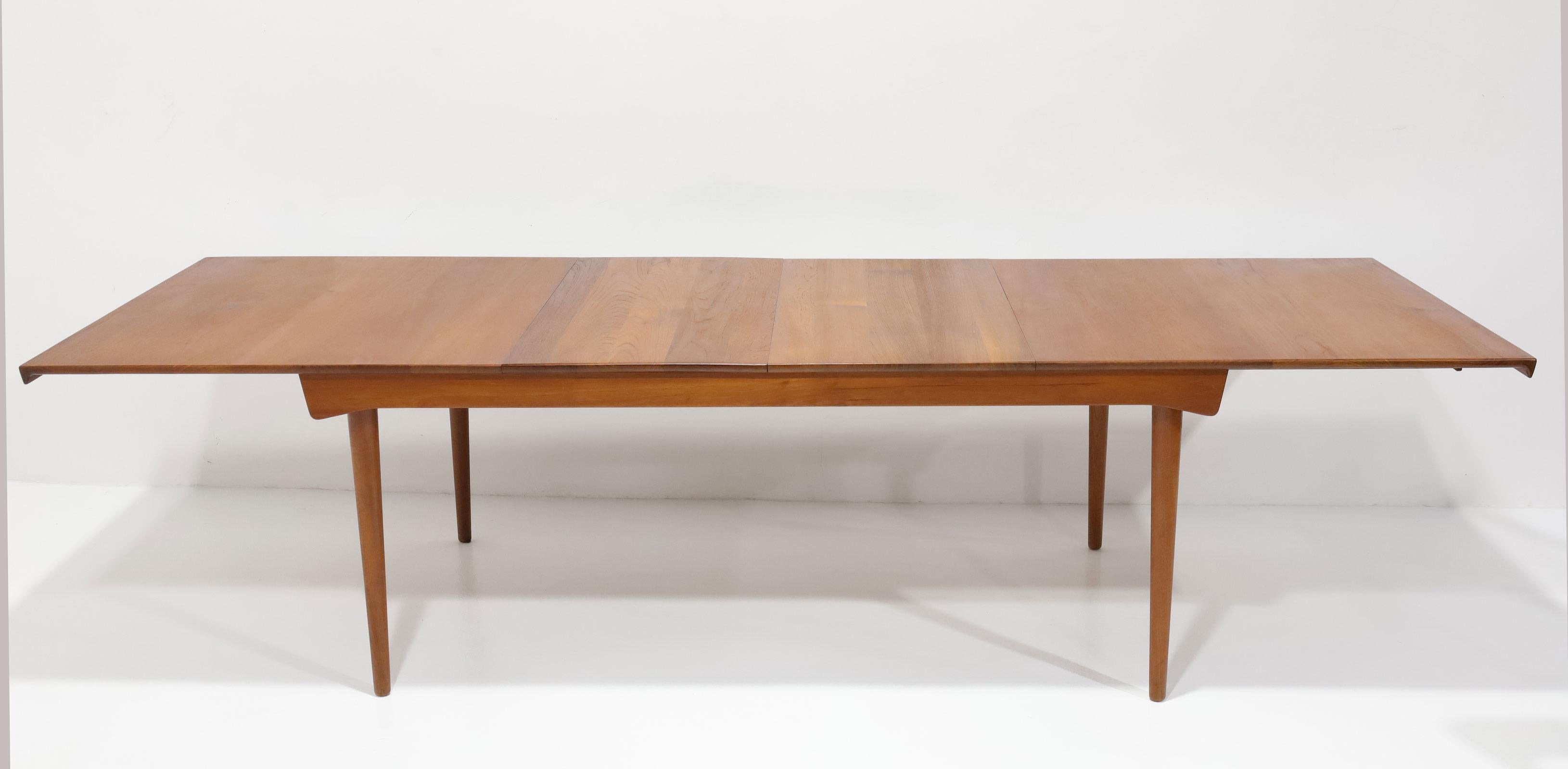 Beautiful Finn Juhl teak dining table model FD 540. This table was manufactured by France & Son in Denmark and distributed by Povl Dinesen. 1950s. This table has two extension leaves underneath the table. Each leaf is 19.75